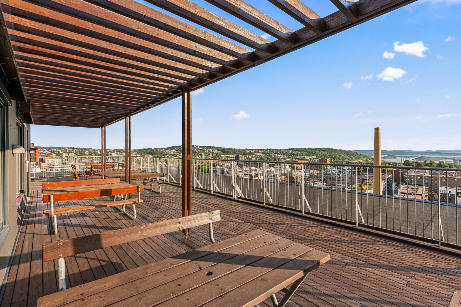 Imponerende felles takterrasse med panoramautsikt over Oslo. Galleribilde