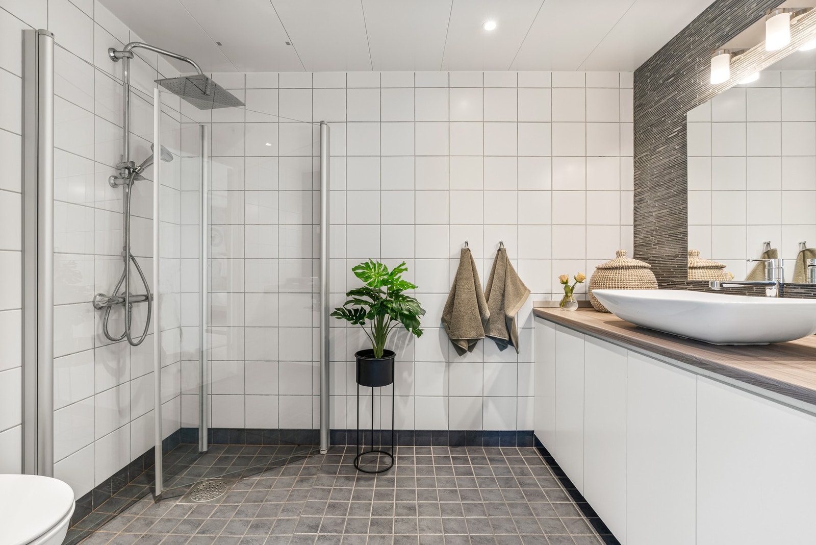 Boligen har to delikate bad. Dette ligger i tilknytning til soveromsavdelingen. Galleribilde