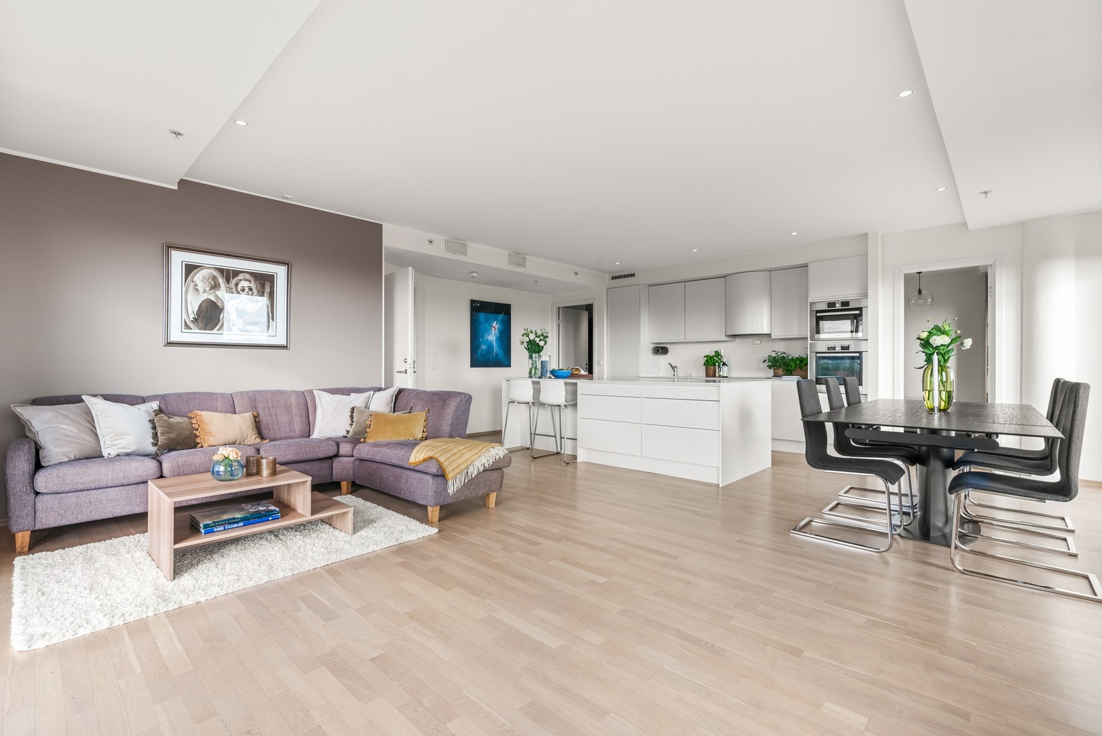 Rommet har god plass til langstrakt spisebord og sofakrok. Galleribilde