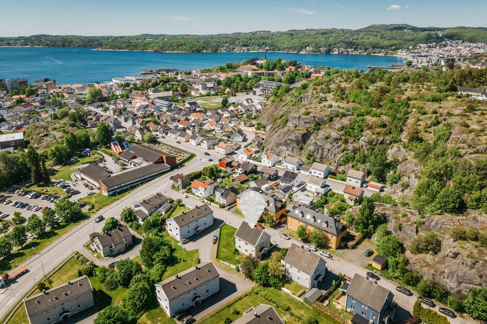 1/2 av tomannsboligen har en flott beliggenhet med nærhet til strand, sentrum og flotte turområder. Galleribilde