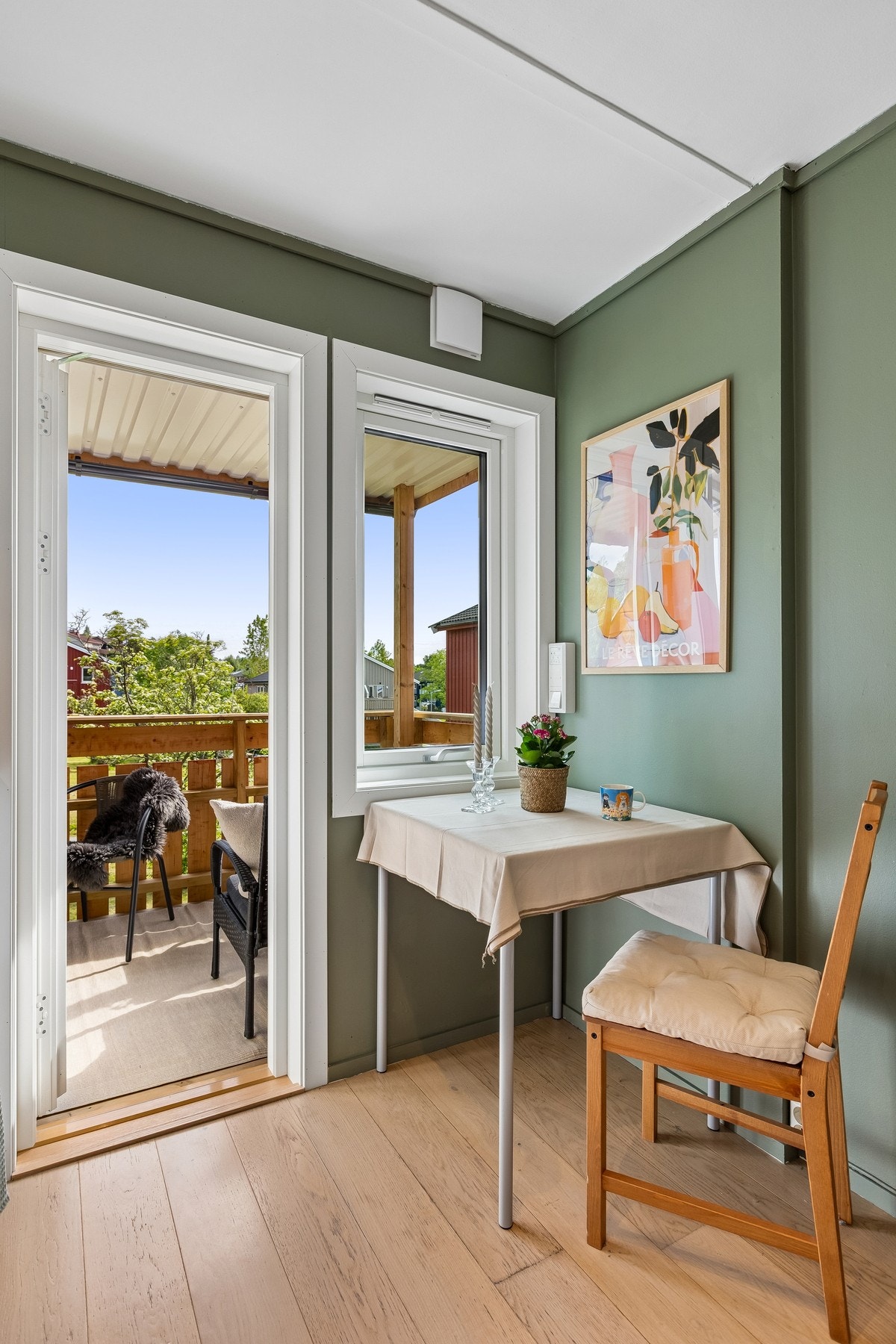 Fra kjøkkenet er det direkte utgang til den sørvendte balkongen som gir gode muligheter for å nyte varme sommerdager. Galleribilde