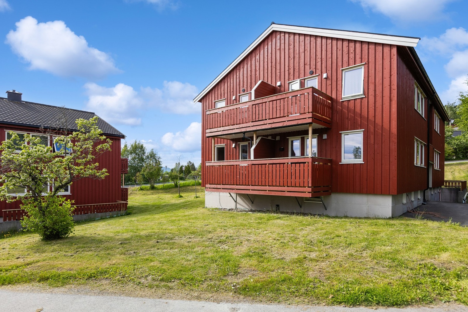 Her bor du i et etablert og attraktivt boligområde med kort avstand til NTNU, St. Olavs hospital, dagligvarebutikker, kollektivtransport og flotte rekreasjonsområder i Estenstadmarka. Galleribilde