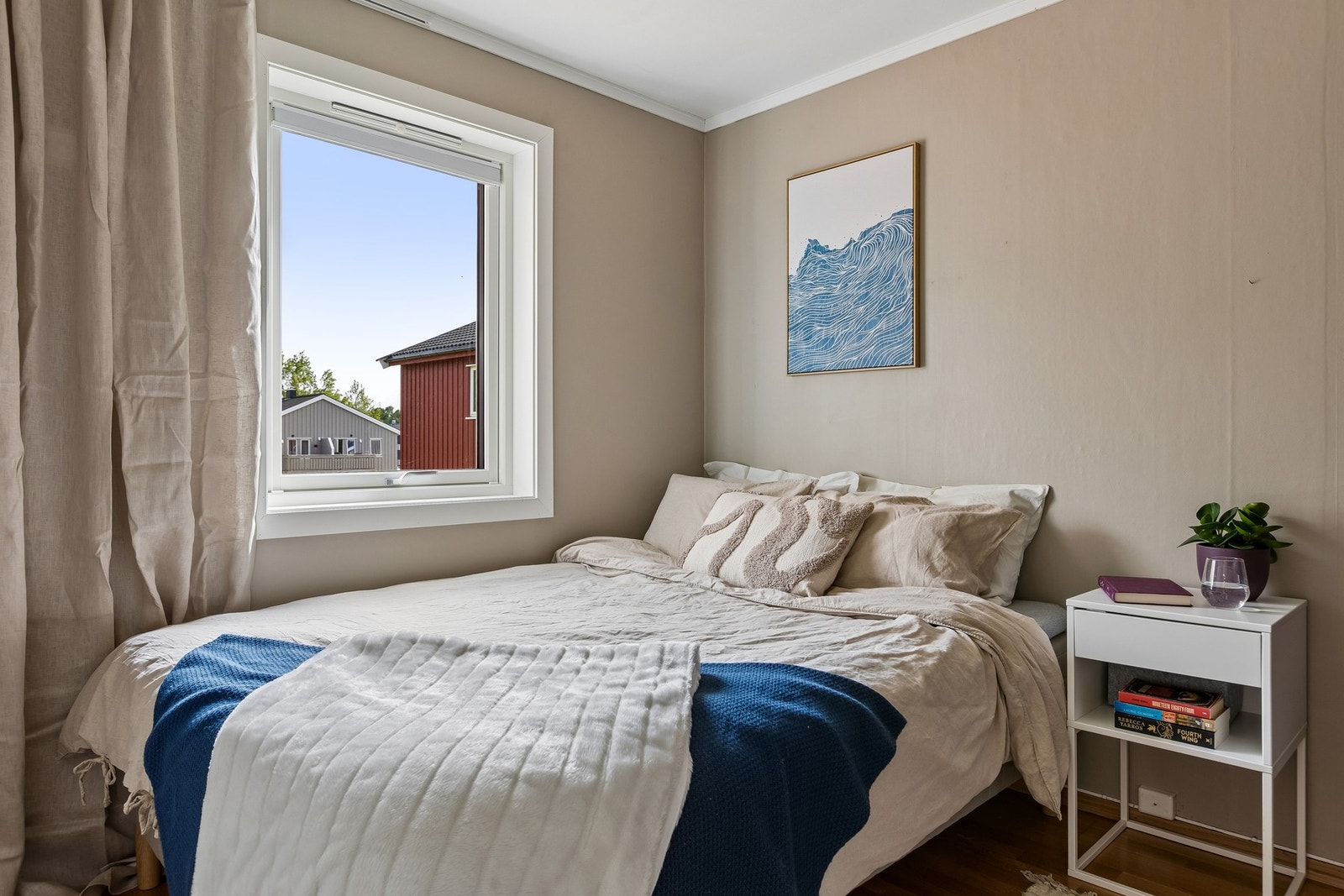 Soverommet er på ca. 7 m² og fremstår som lyst og trivelig med plass til seng og tilhørende møblement. Galleribilde