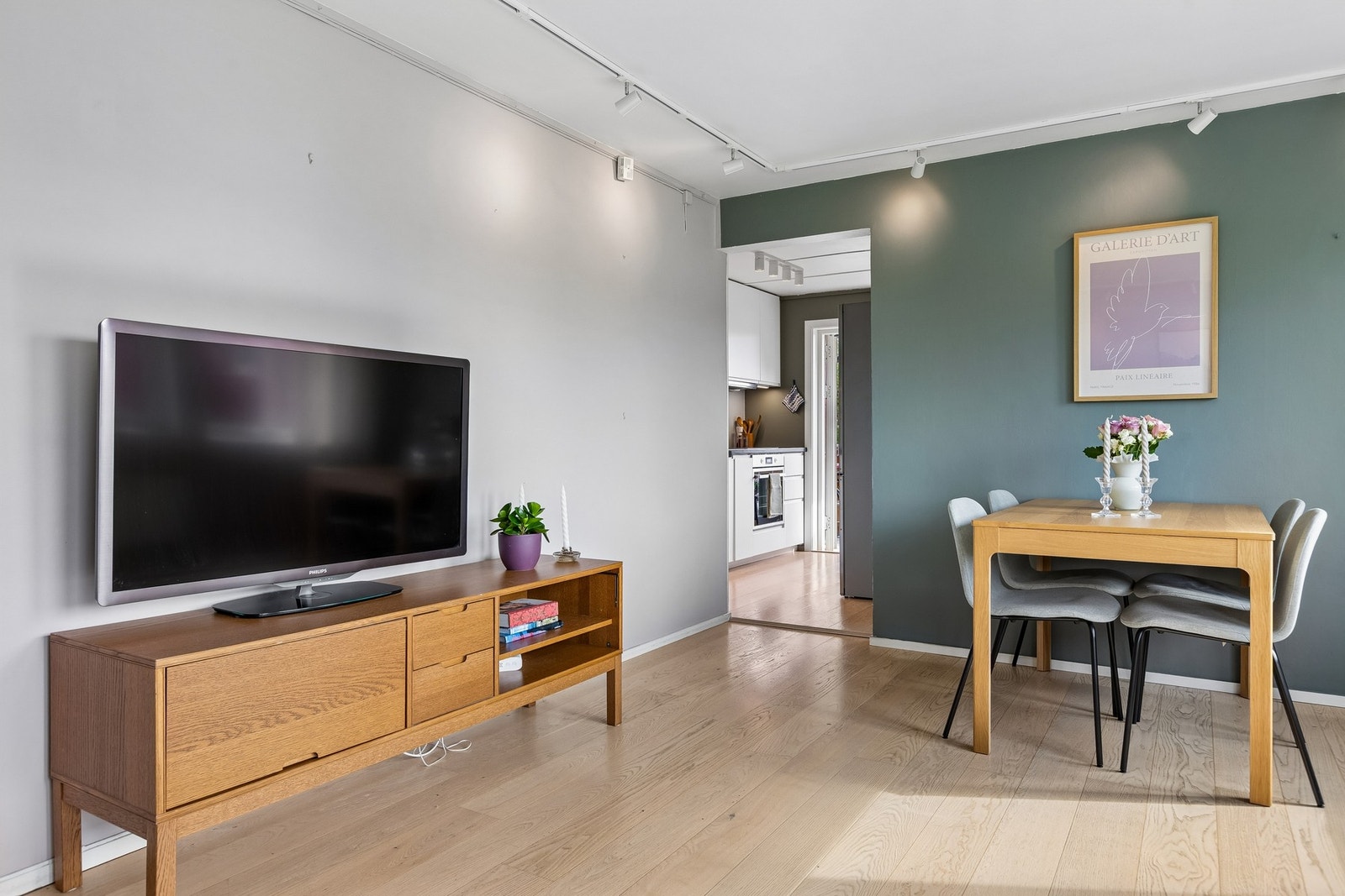 Det er god plass til både sofagruppe og spisebord, og de fleksible møbleringsmulighetene gjør det enkelt å tilpasse rommet etter egen stil og behov. Galleribilde