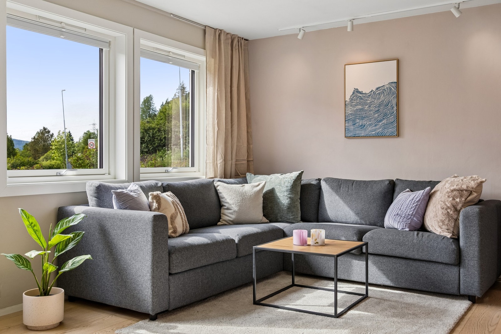 De store vindusflatene slipper inn rikelig med dagslys og skaper en luftig atmosfære. Galleribilde
