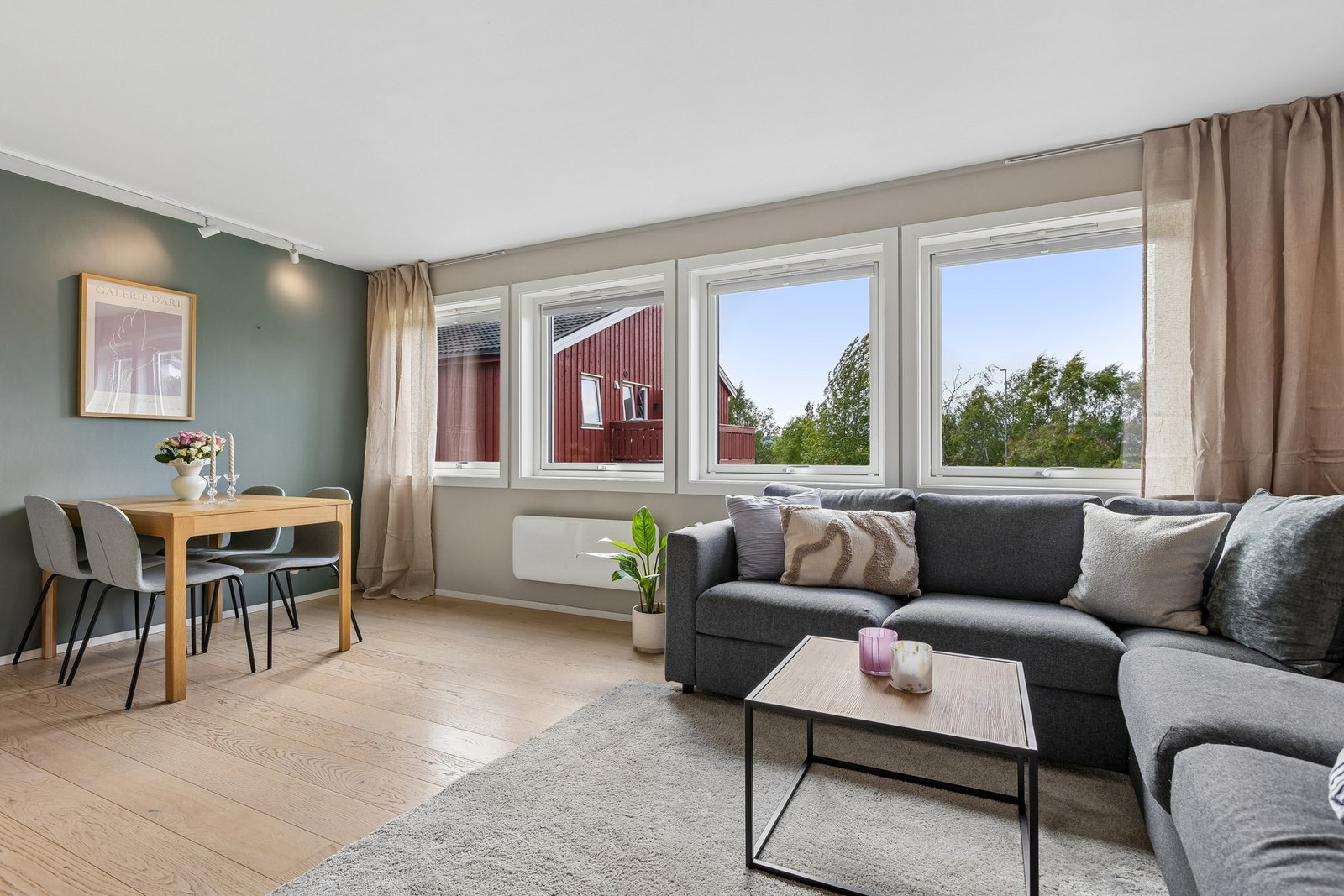 Boligen fremstår som innbydende og godt vedlikeholdt, med en praktisk planløsning som utnytter arealet på en svært god måte. Galleribilde