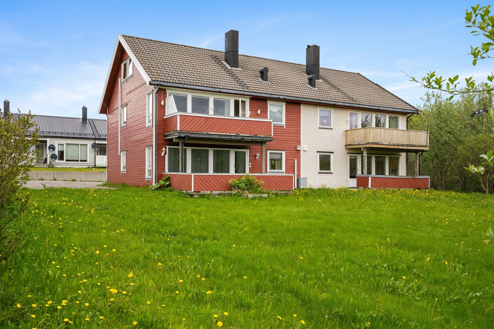Leiligheten ligger fint til i 2. etasje og loftsetasjen av en seksjonert firemannsbolig. Galleribilde