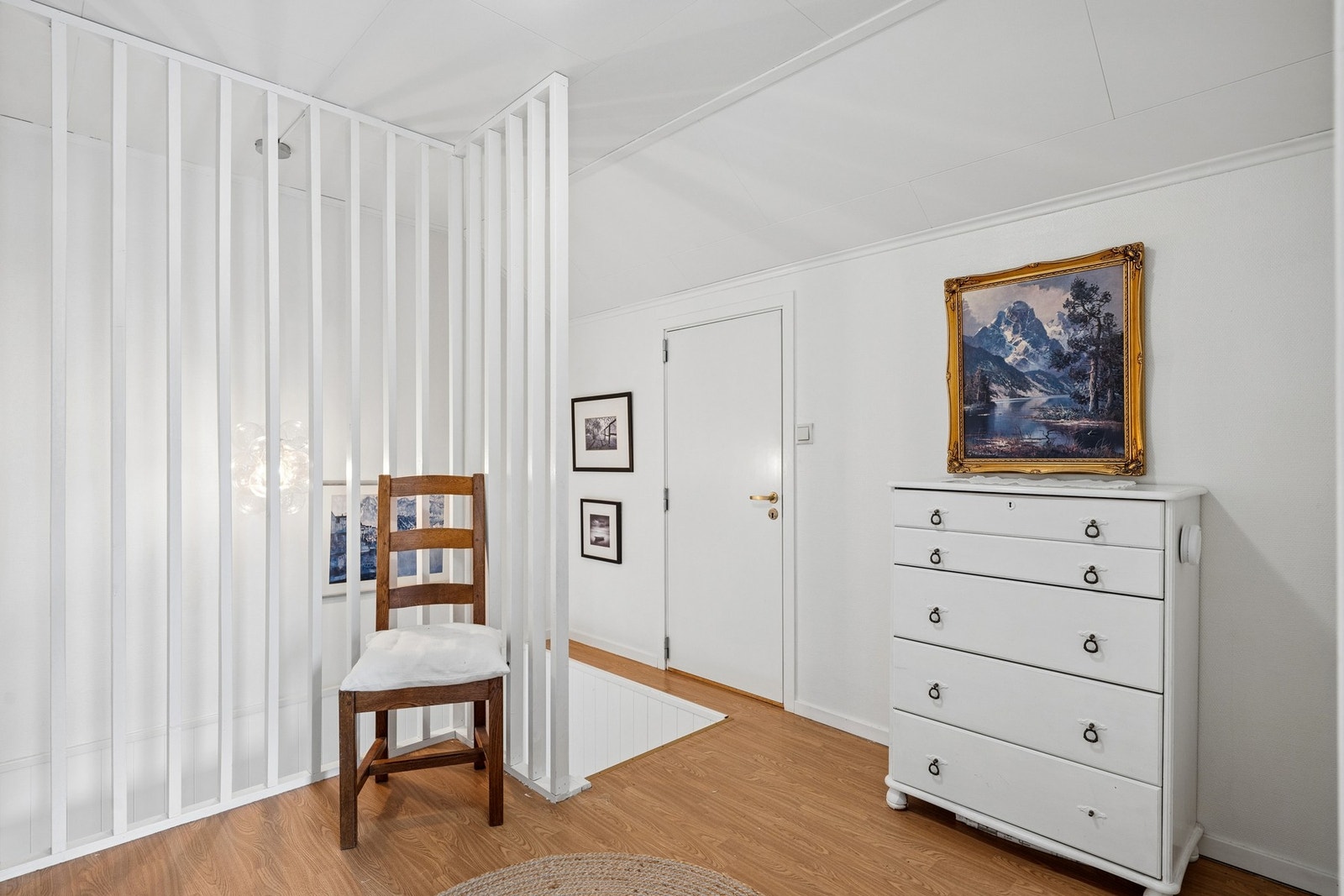 Det er parkett, fliser og belegg på gulvene i leiligheten. Galleribilde