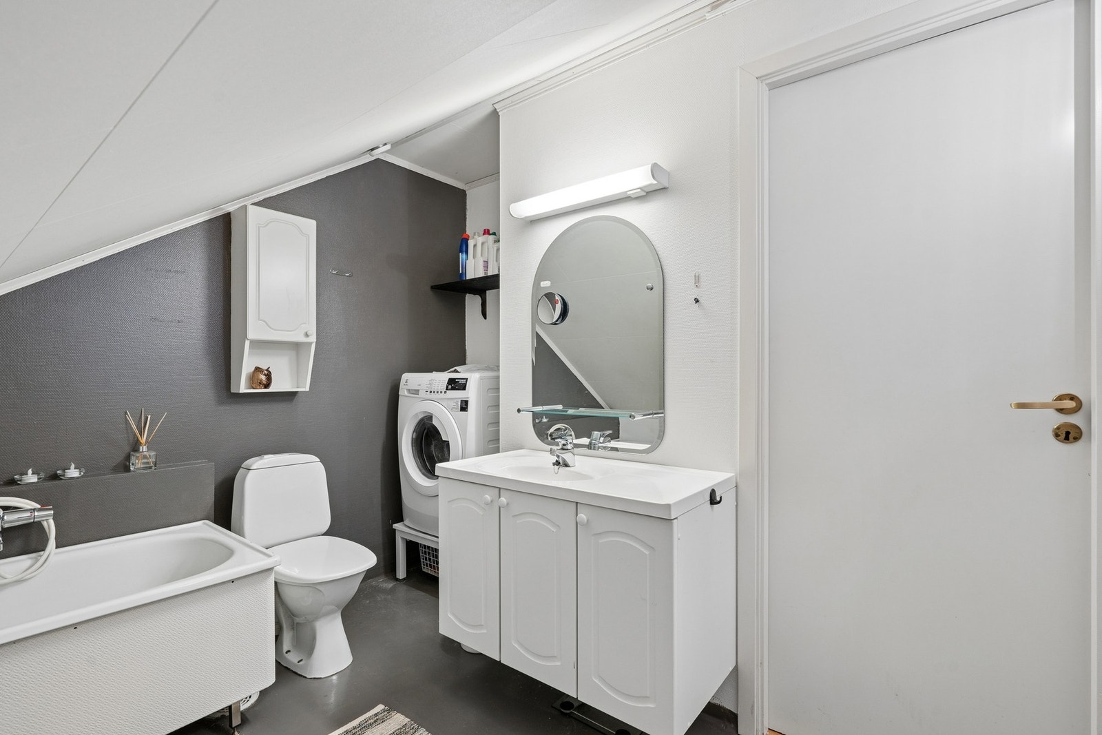 Badet på loftet har belegg på gulv og våtromsstrie på vegg. Galleribilde