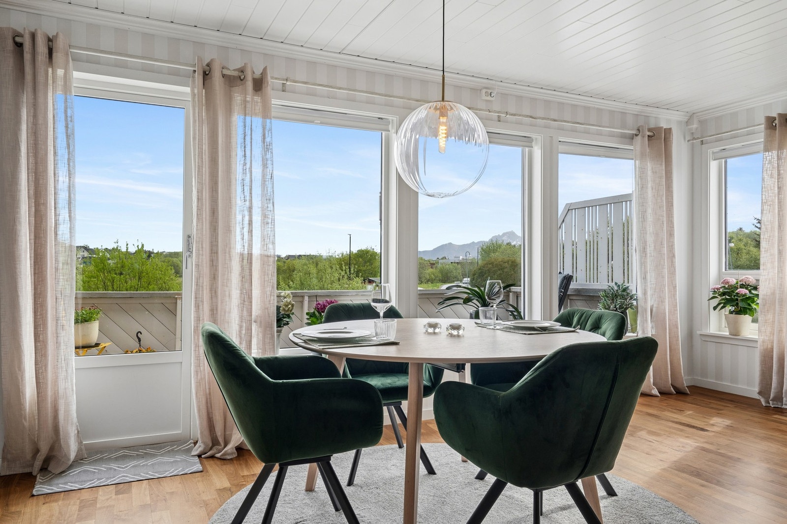 Spisestuen er plassert ved vinduene, med direkte utgang til veranda. Galleribilde