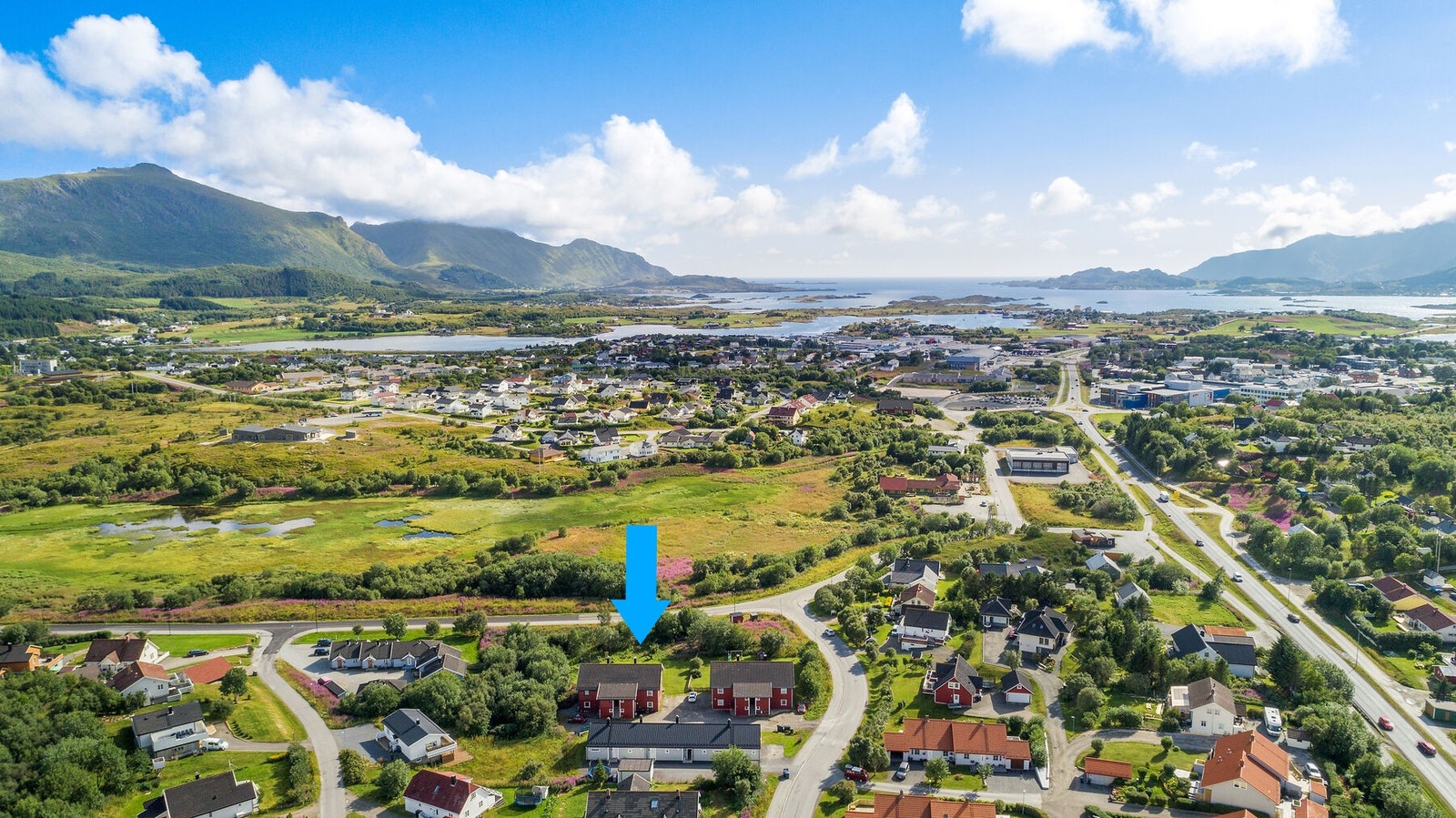 Dronebilde fra 2020. Her bor du sentralt i det barnevennlige boligfeltet Borga, like utenfor Leknes sentrum. Gangavstand til skole, barnehage, Idrettsparken, frisbeegolf bane og Leknesmarka. Galleribilde