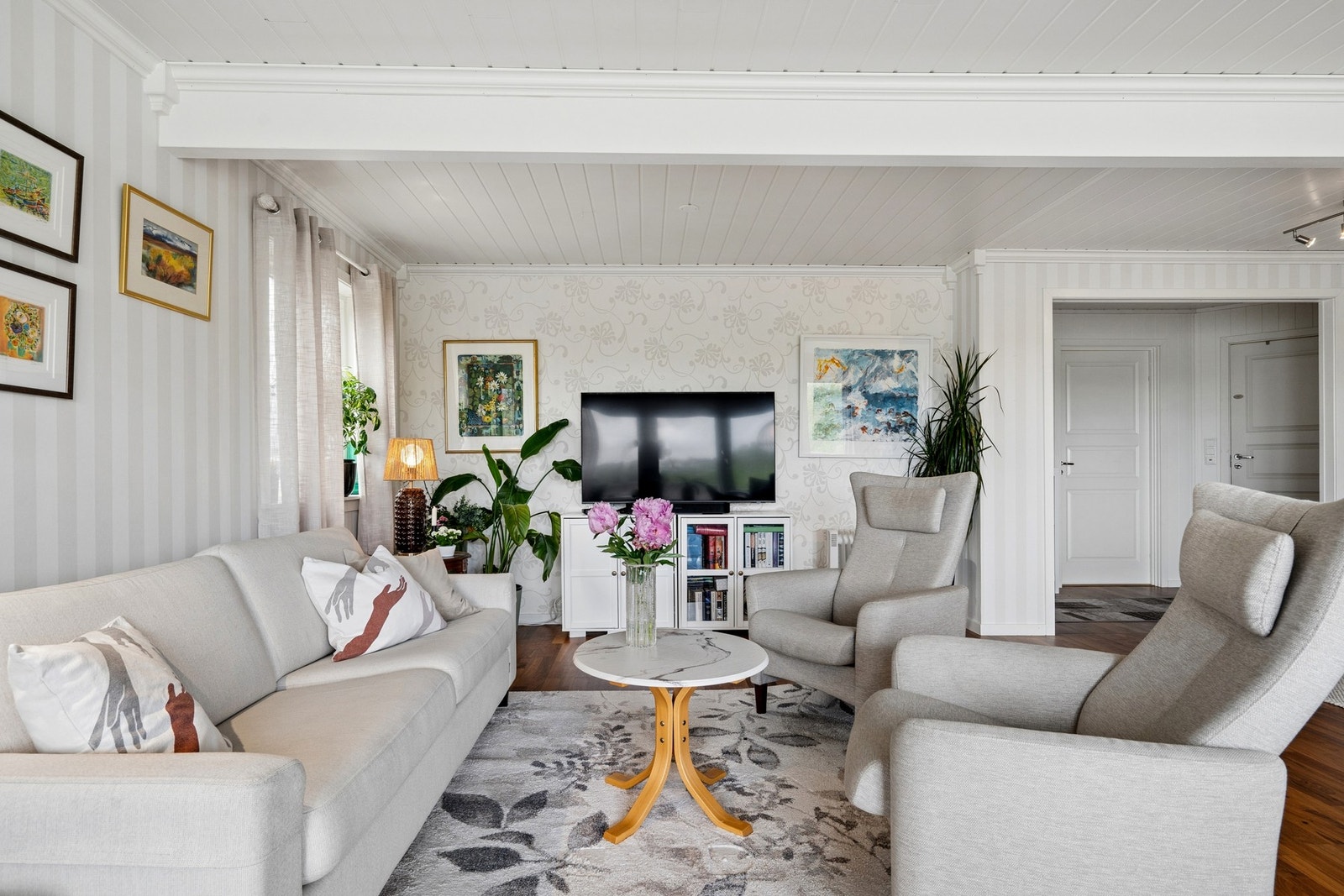 Stuen har god plass til en romslig sofagruppe. Galleribilde