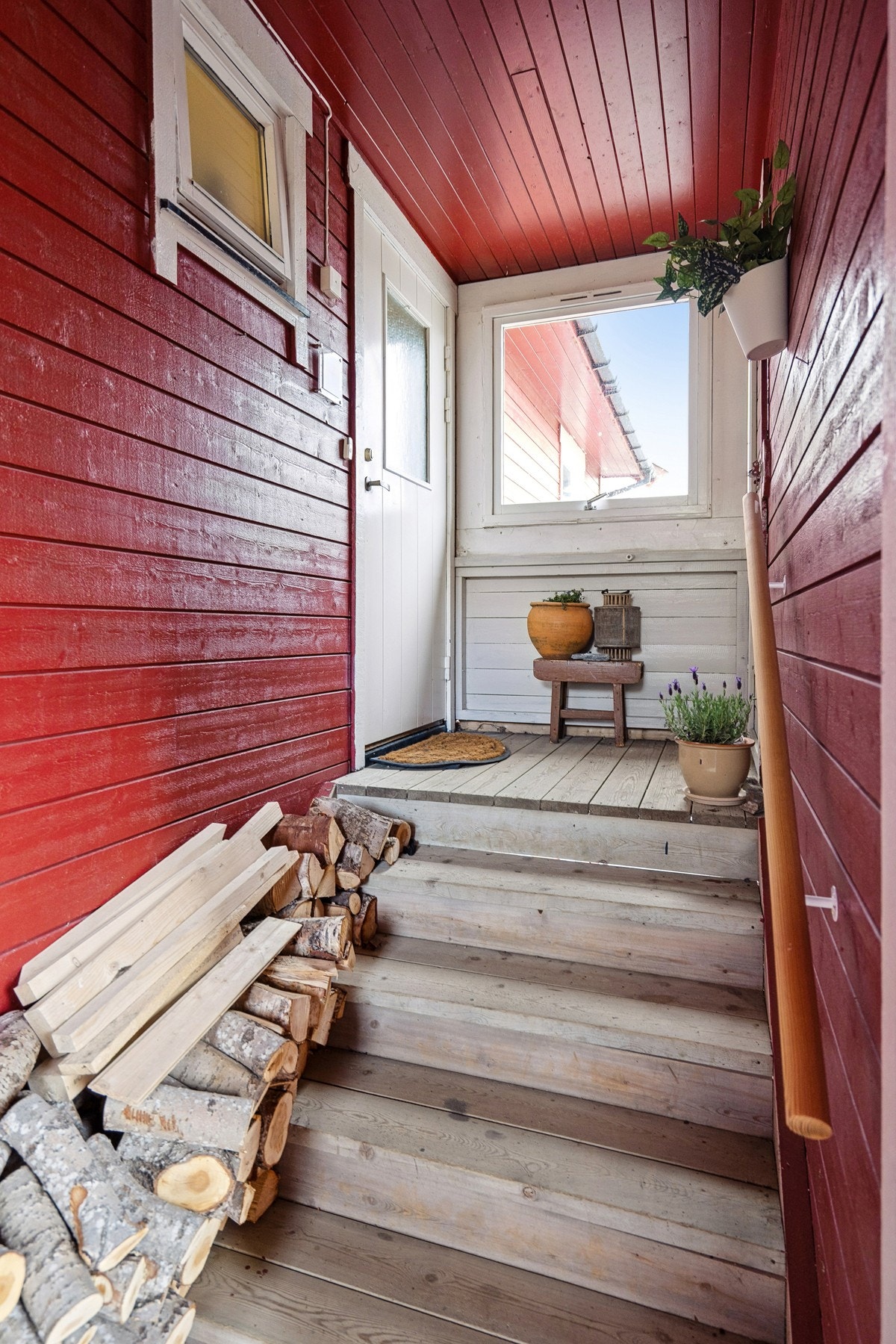 Lunt, overbygget inngangsparti med trapp opp til leilighetens hovedplan. Galleribilde