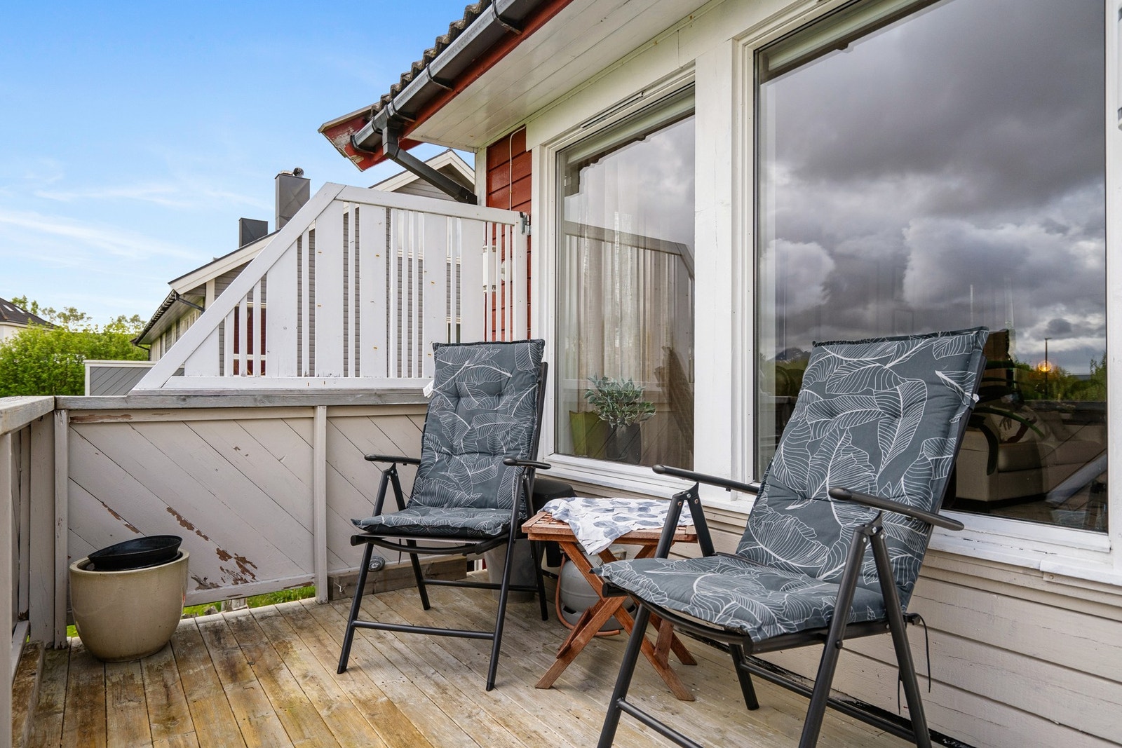 Fra stuen er det utgang til en 10 m² stor veranda med plass til sittegruppe. Galleribilde