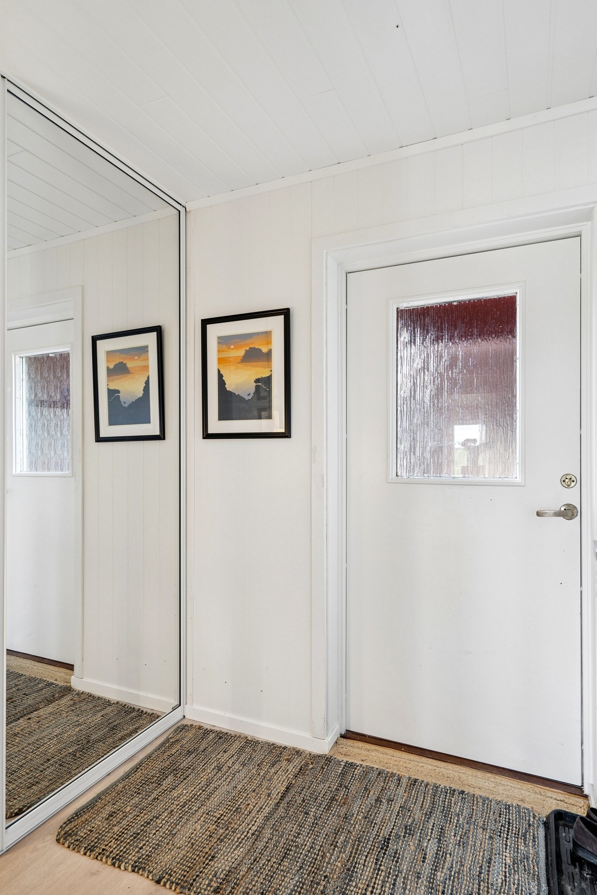 Entréen har god plass til oppbevaring av yttertøy i garderobeskap med speilfronter. Galleribilde