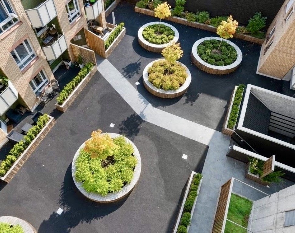 Felles lunt, rolig gårdsrom, og sikker innelåst sykkelparkering under tak Galleribilde
