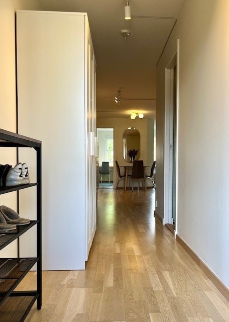 VELKOMMEN til leiligheten, i gangen Galleribilde
