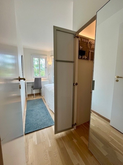 To skapdører med speil, inn til "Walk-in-closet" Galleribilde