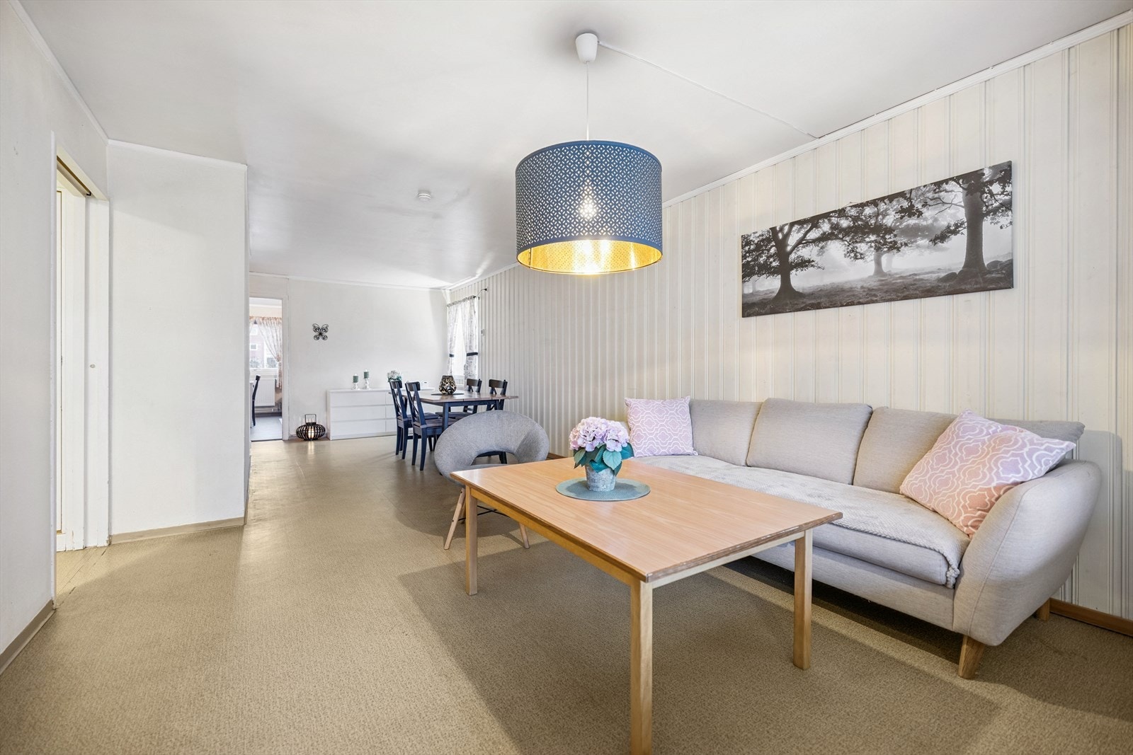 Rommet er enkelt å møblere med plass til både sofagruppe og spisebord. Galleribilde