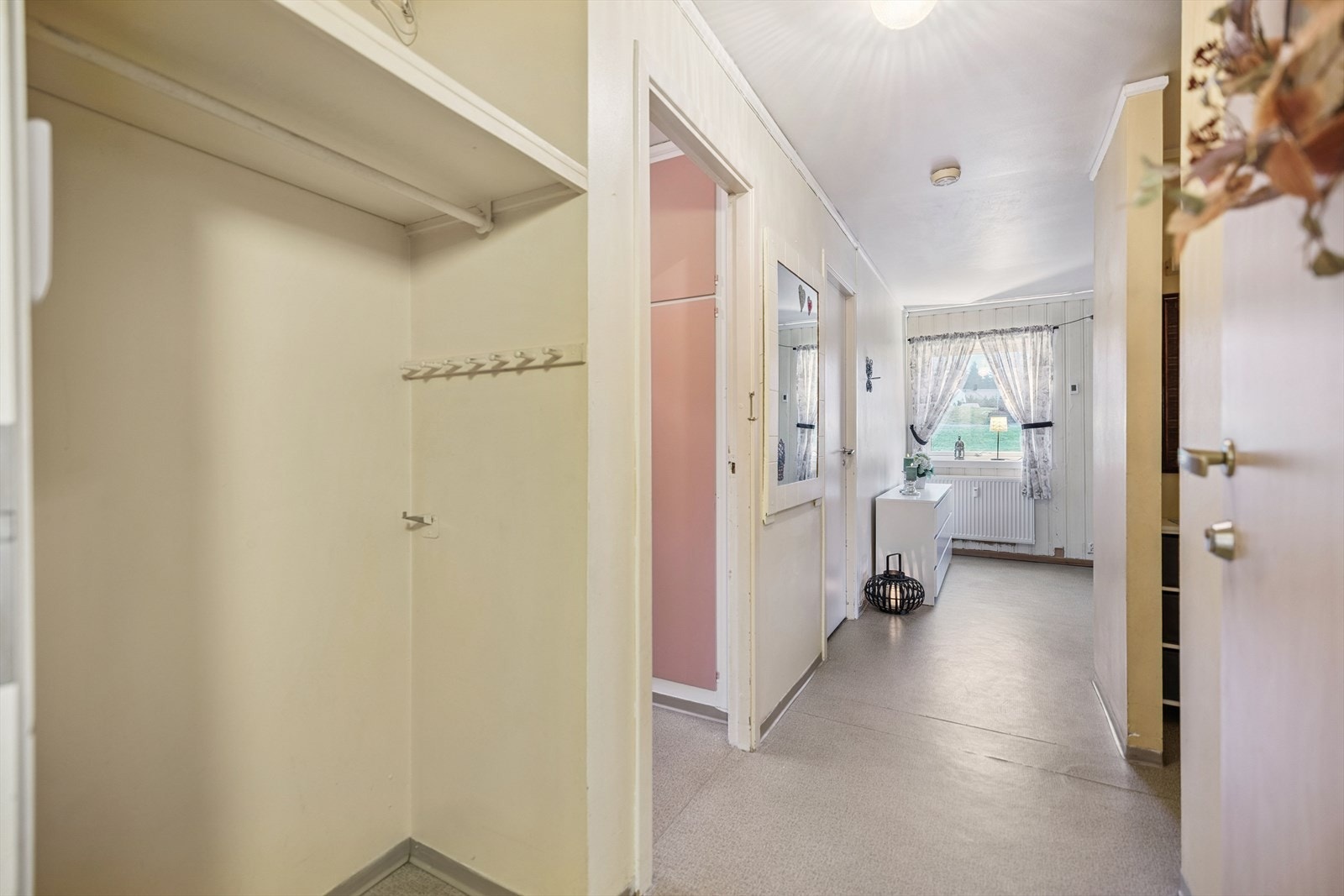 Entréen har en åpen garderobeløsning og god plass til oppbevaring av yttertøy. Galleribilde