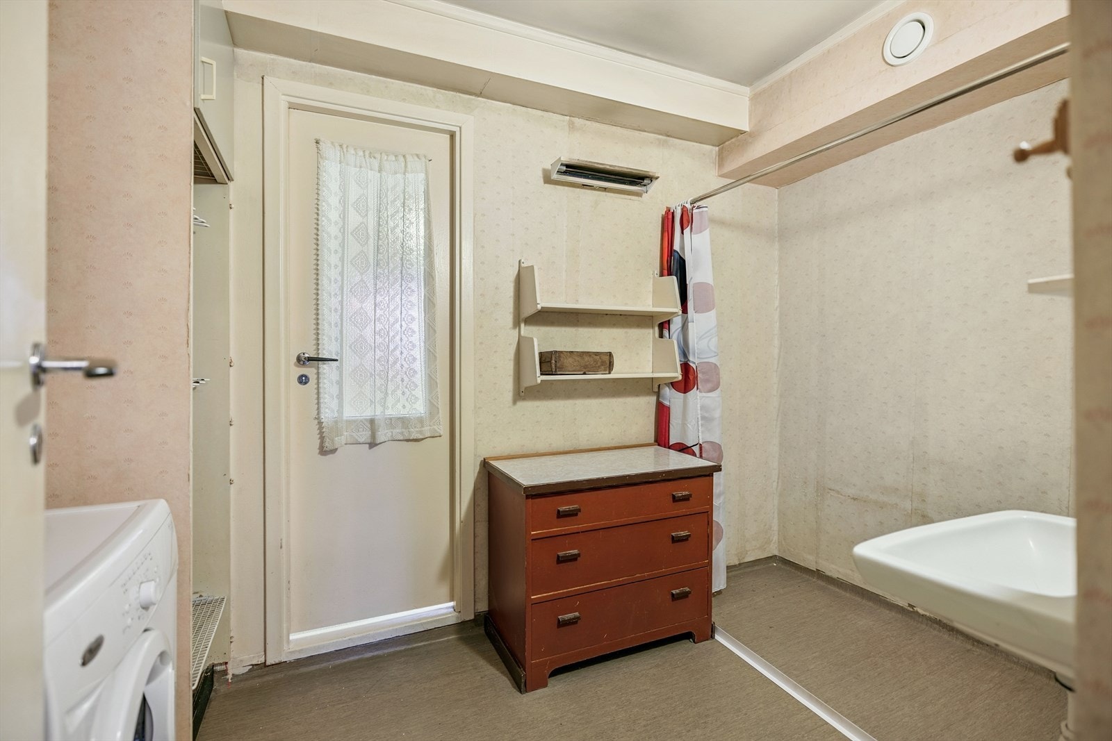 Badet er romslig med dusjnisje og opplegg for vaskemaskin. Galleribilde