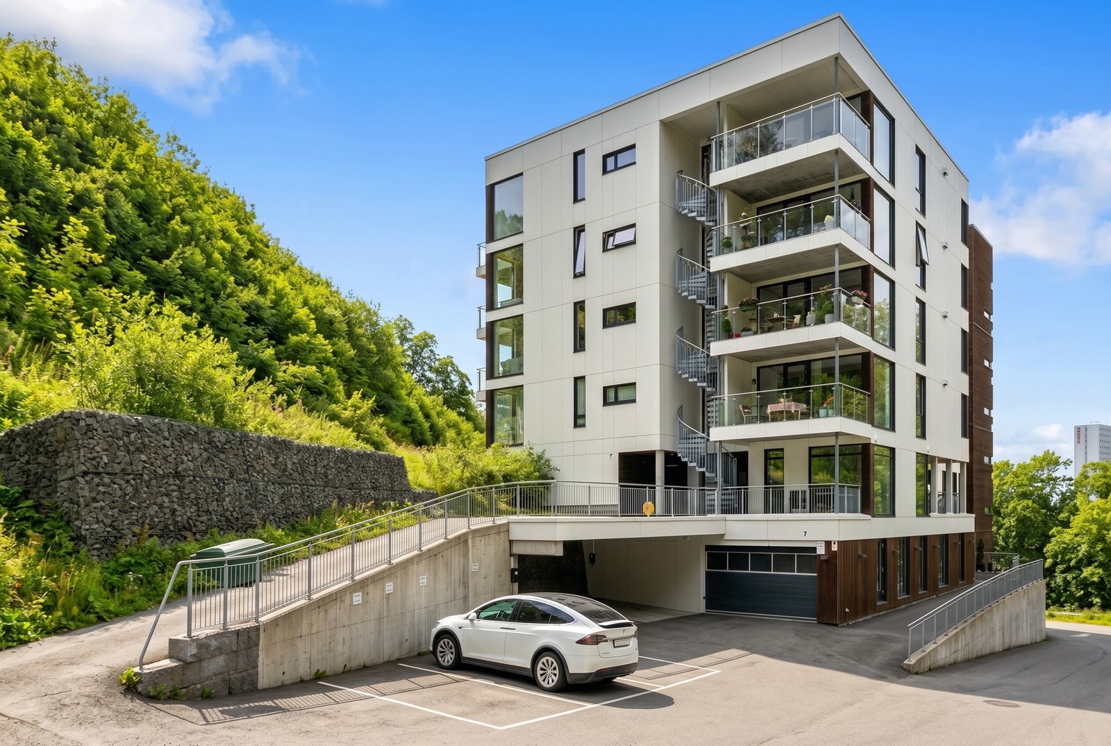 Fasade. Gjesteparkering utenfor Galleribilde