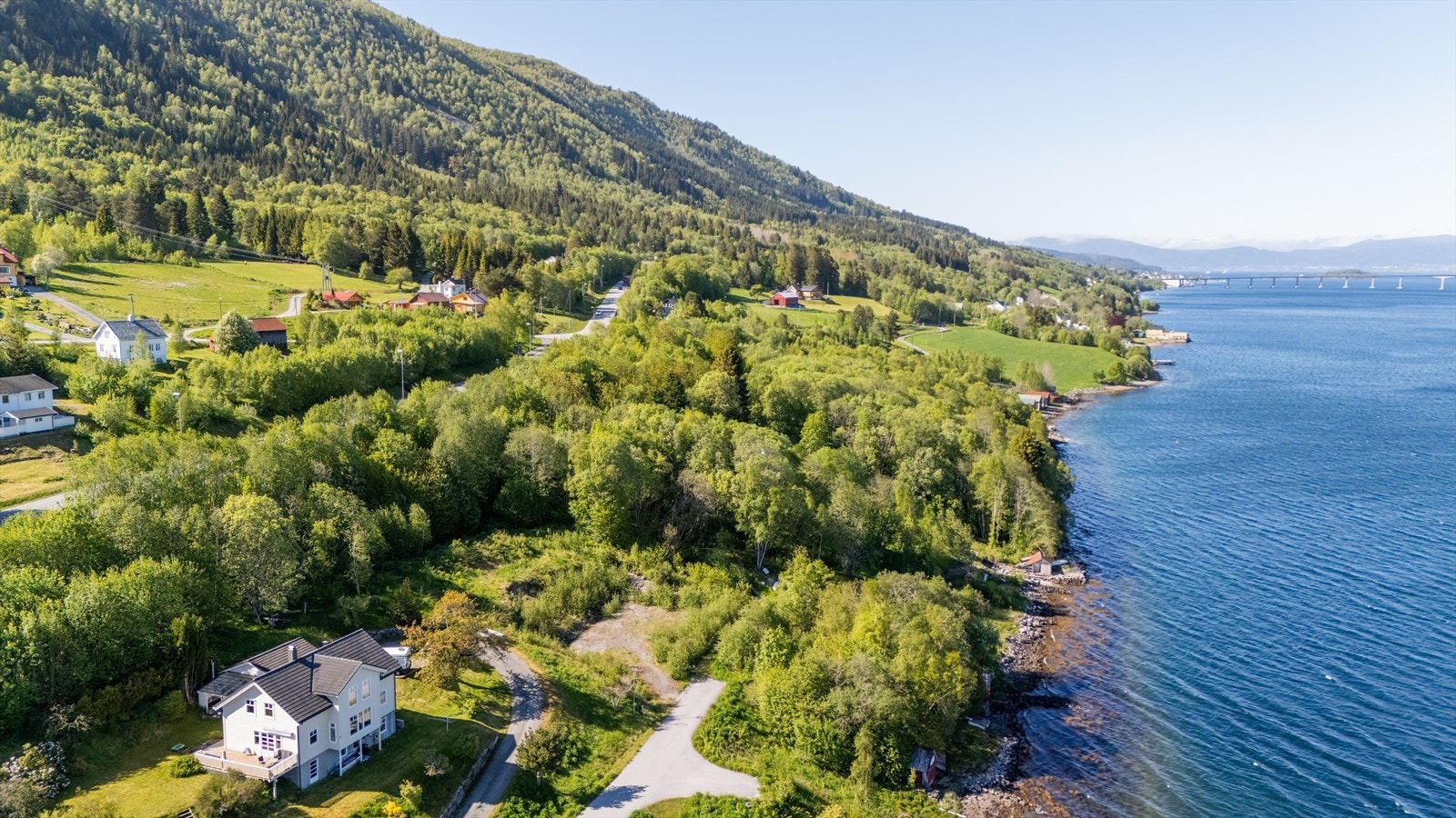 Beliggenheten til boligtomten ved fjorden gir unike rekreasjonsmuligheter. Galleribilde
