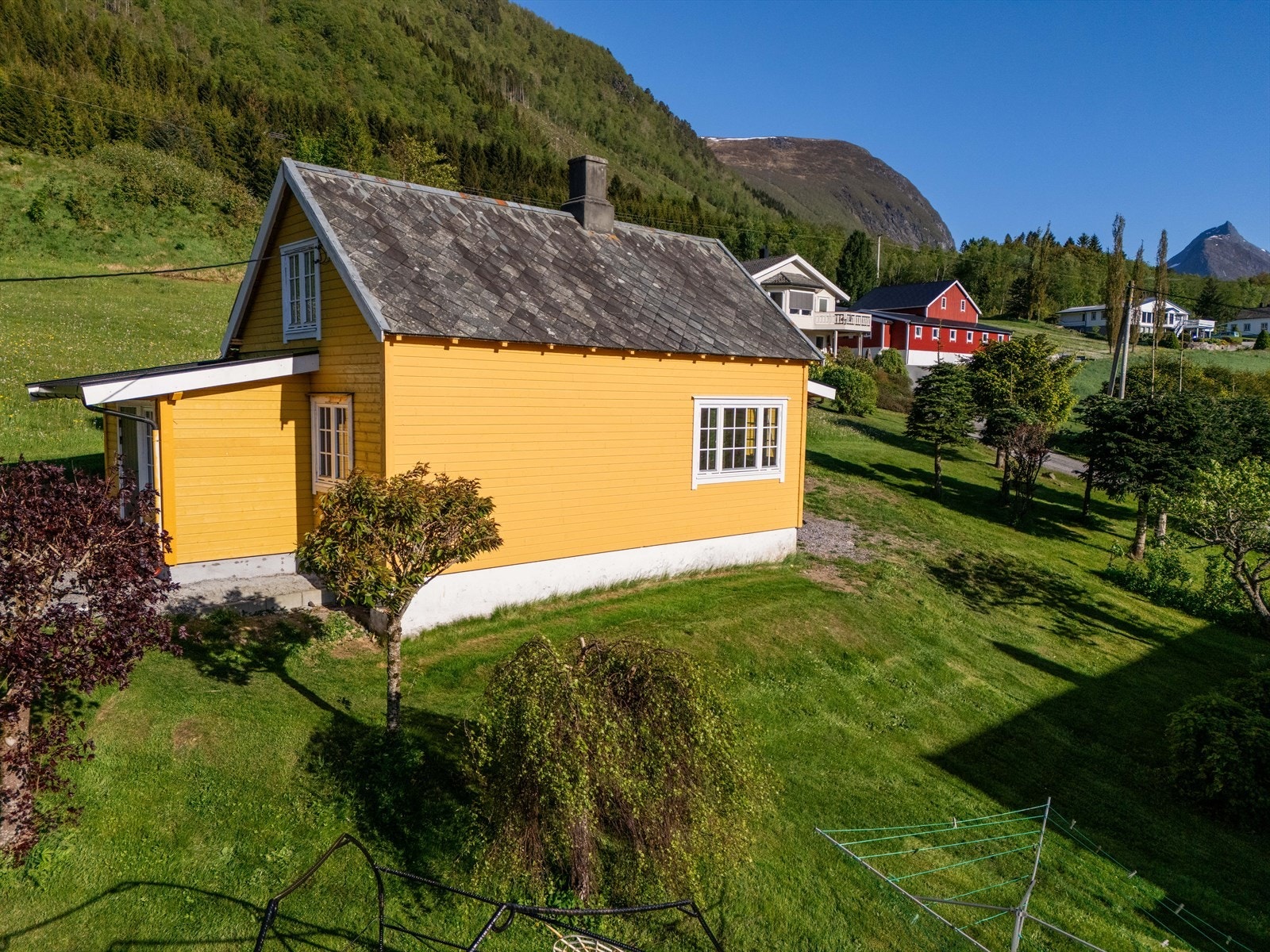 Gjestehuset ligger fint til på tomten, med gode solforhold. Galleribilde