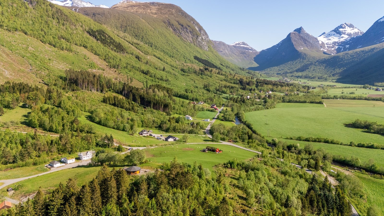 Her bor du midt i et postkortmotiv, med fjell og daler så langt øyet kan se. Galleribilde
