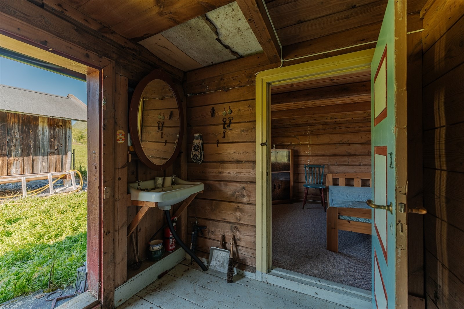 Vi trer inn på Husmannsplassen, bygning med autentisk sjarm og laftede tømmervegger. Galleribilde