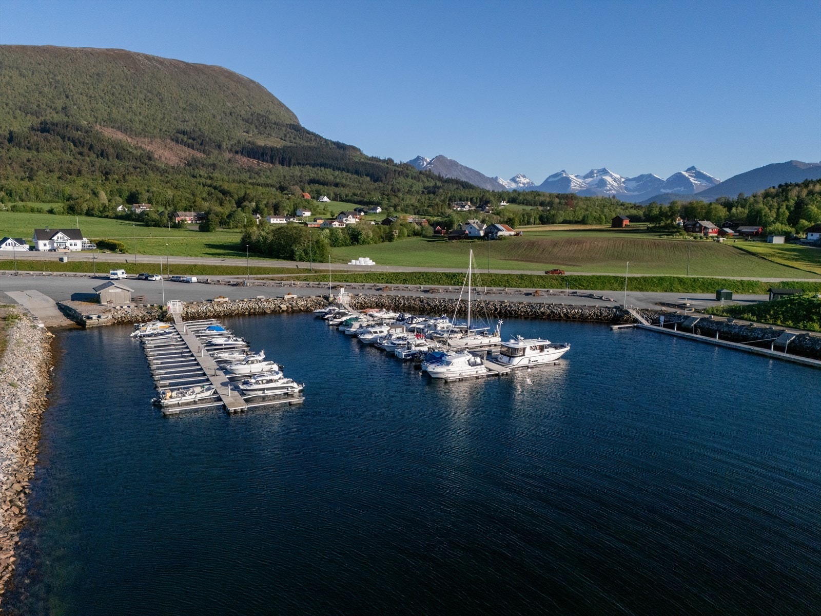 Fra havnen er det utsikt mot fjellene og det omkringliggende landskapet. Galleribilde