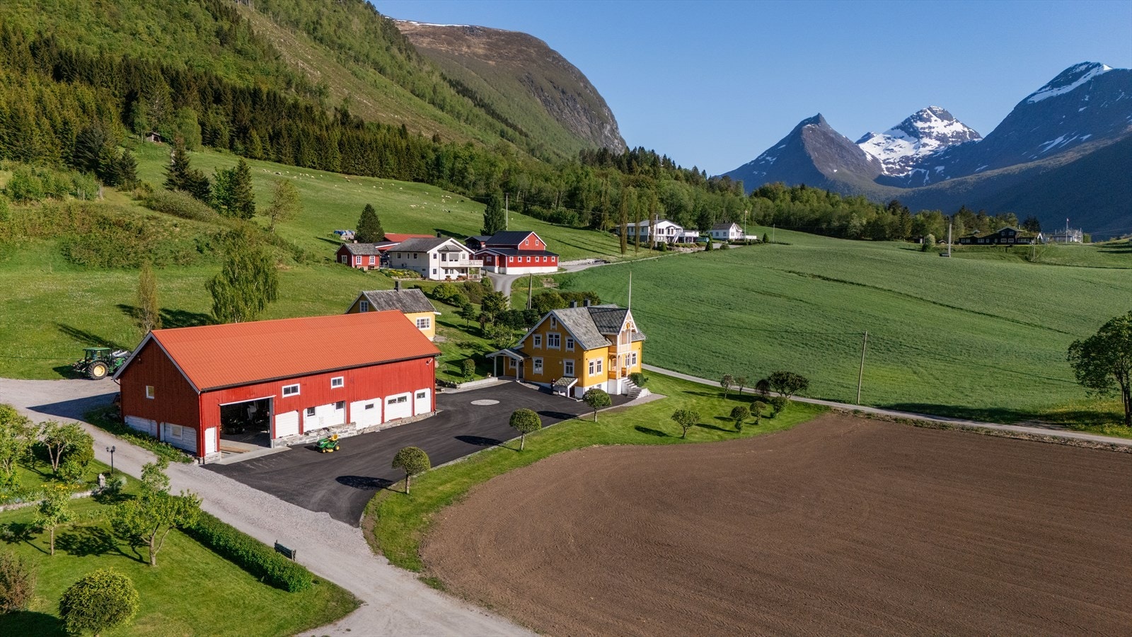 Et innholdsrikt gårdstun med enebolig,, driftsbygning og et sjarmerende sel, vakkert plassert i kulturlandskapet. Galleribilde