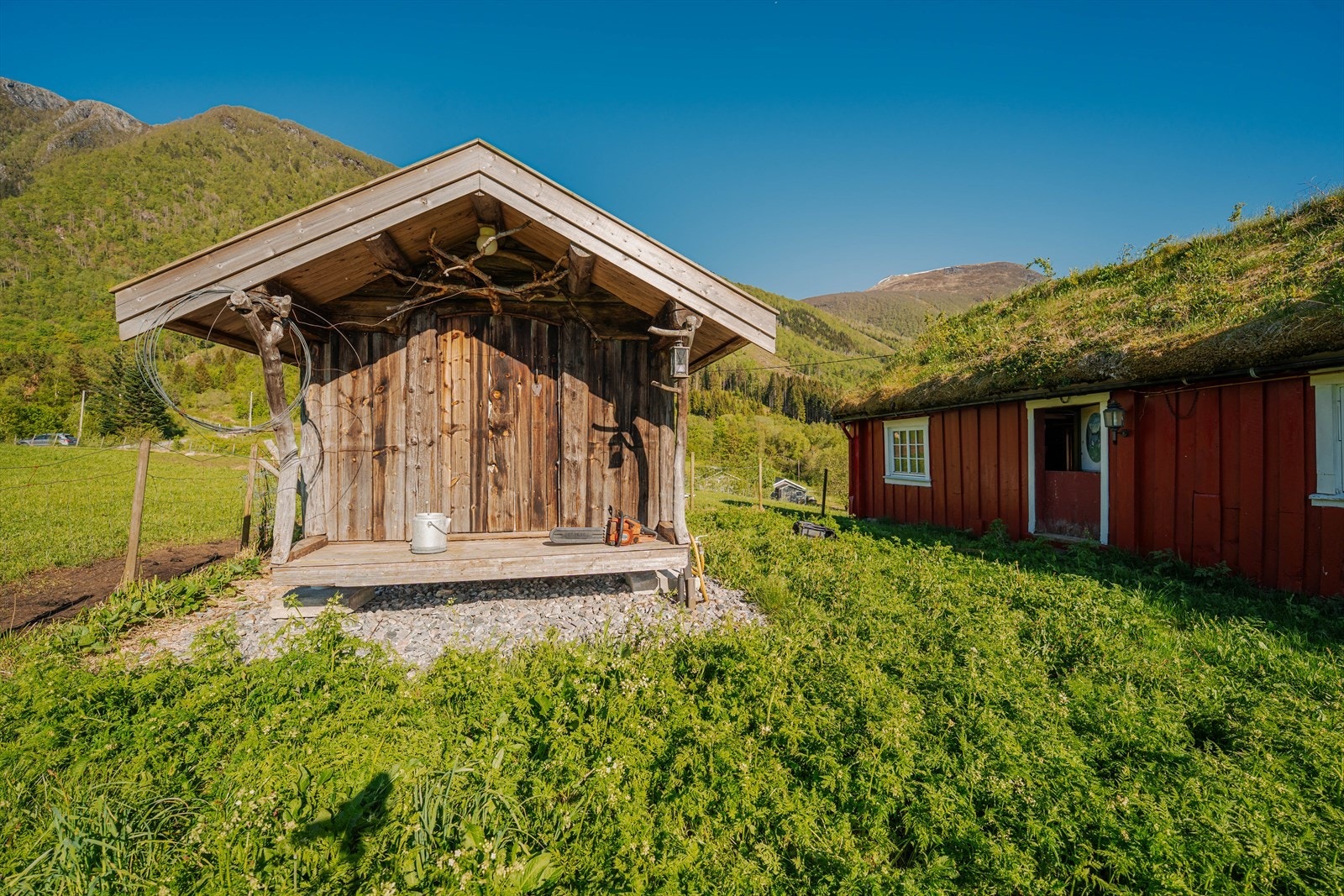 Et overbygd uteområde med benk, perfekt for å nyte omgivelsene. Galleribilde