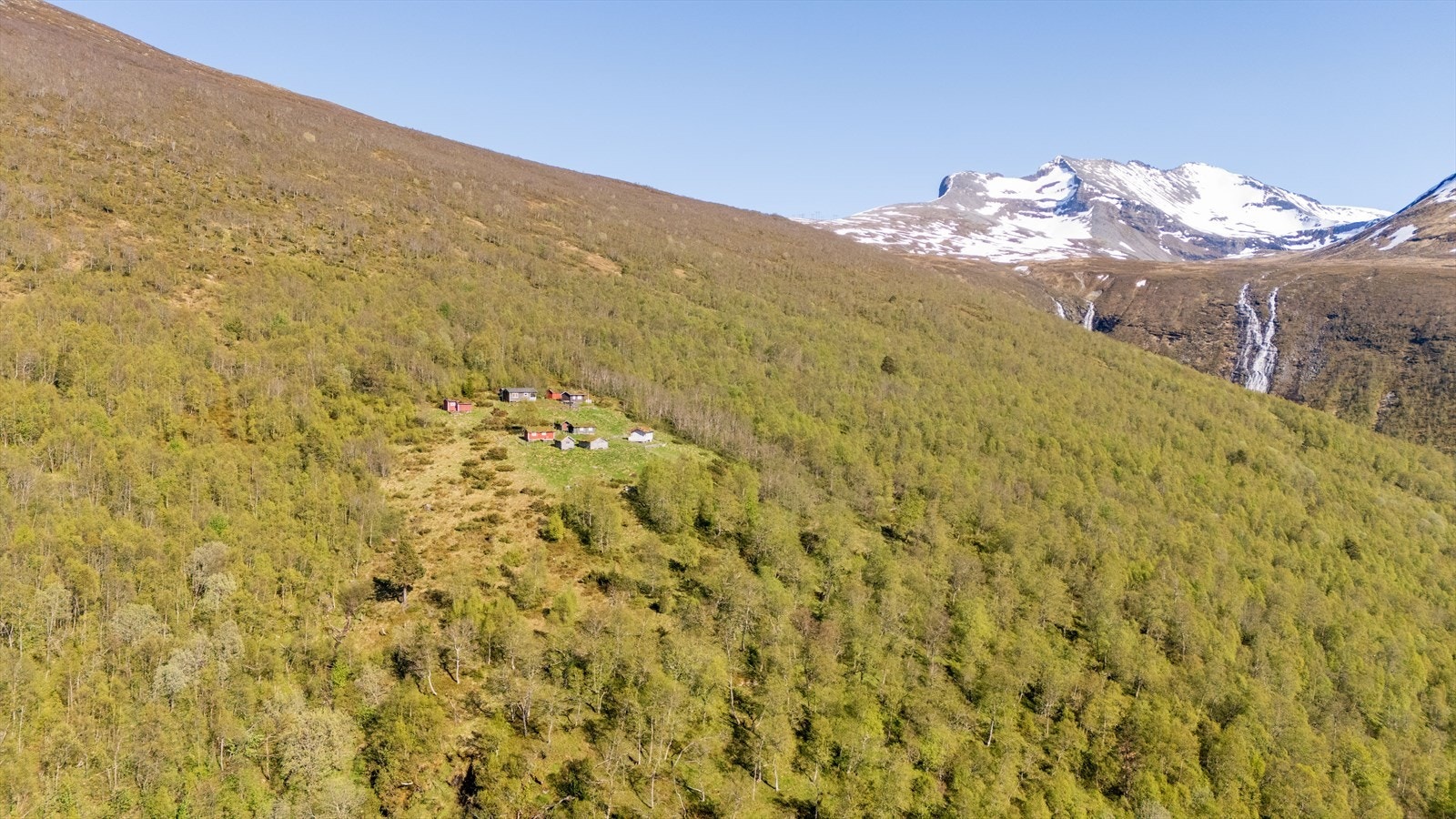 I fjellsidene finnes det flere setervoller, perfekt for fotturer. Galleribilde