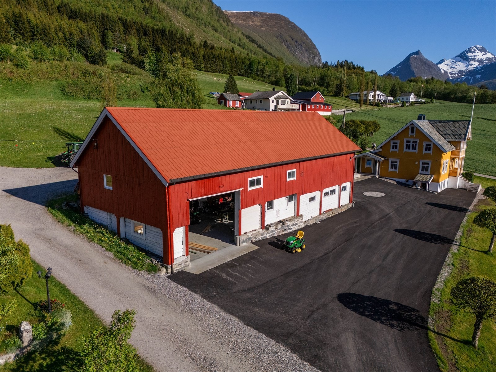 God plass til parkering og manøvrering på det asfalterte tunet foran driftsbygningen. Galleribilde