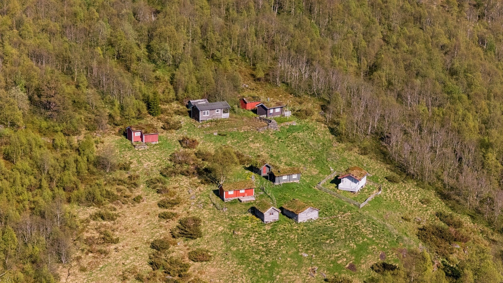 Nærbilde av en av Syltesetra, gården har eierskap til seterstøl, fremst i bildet står seterfjøs tilhørende eiendommen. Flott område for jakt og fiske. Galleribilde