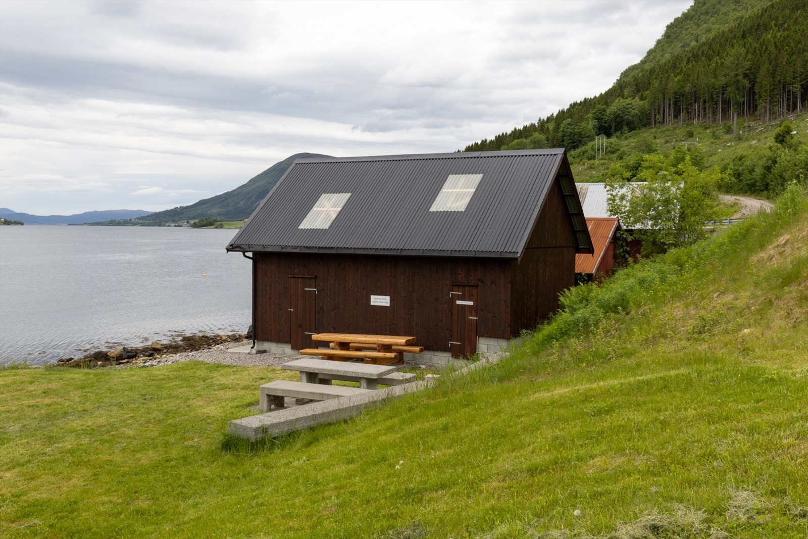 Flott uteplass ved naustet Galleribilde