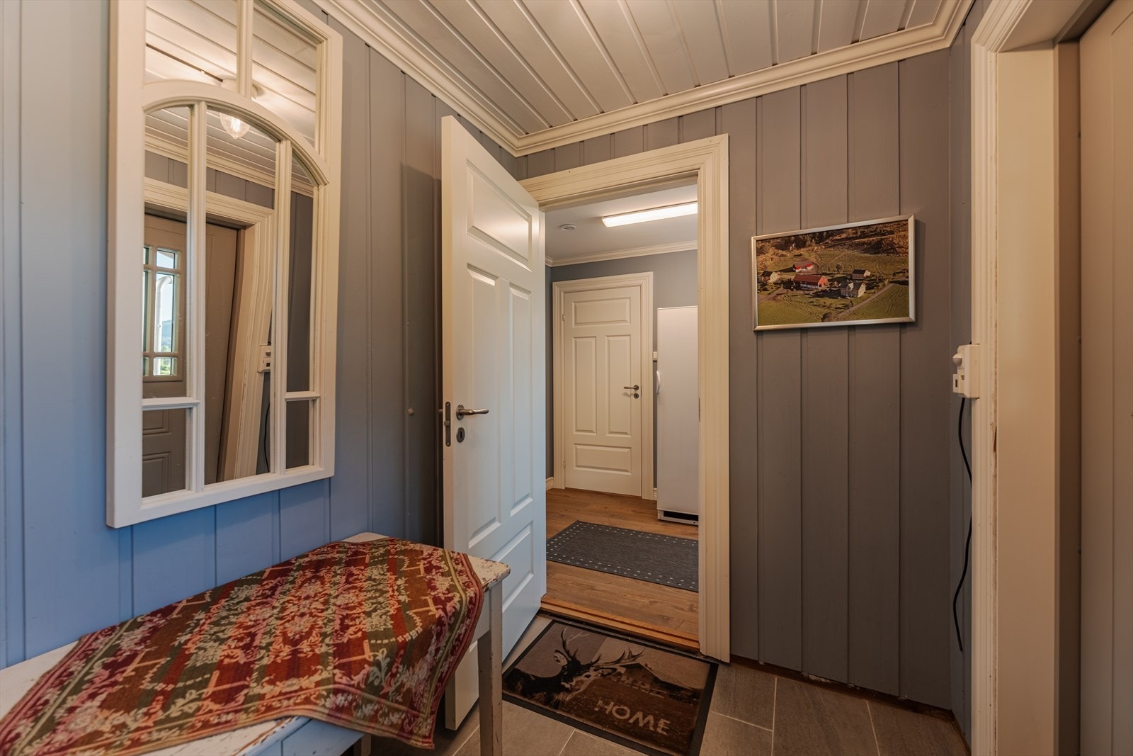 Inn i hovedhuset på gården Galleribilde