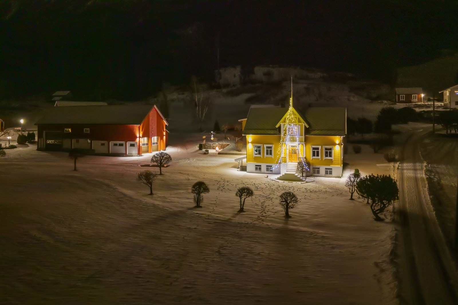 Eiendommen er stemningsfullt opplyst på kveldstid. Galleribilde