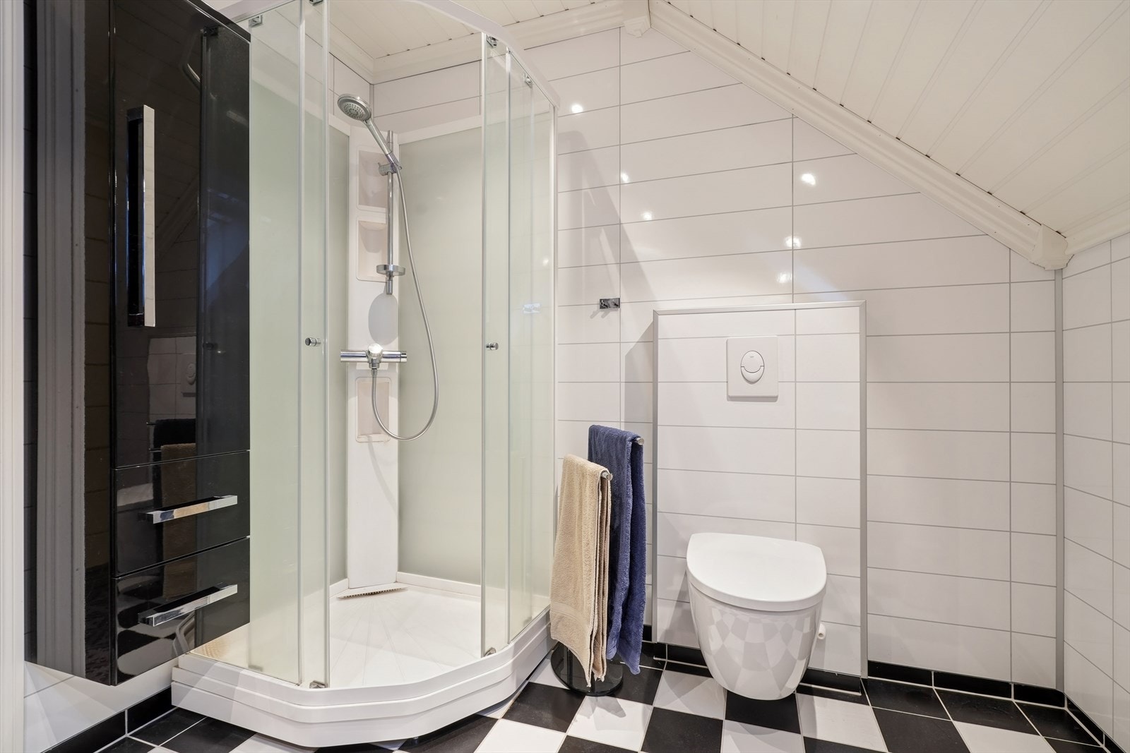 Badet i våningshuset er oppgradert med fliser, vegghengt toalett og et romslig dusjkabinett. Galleribilde