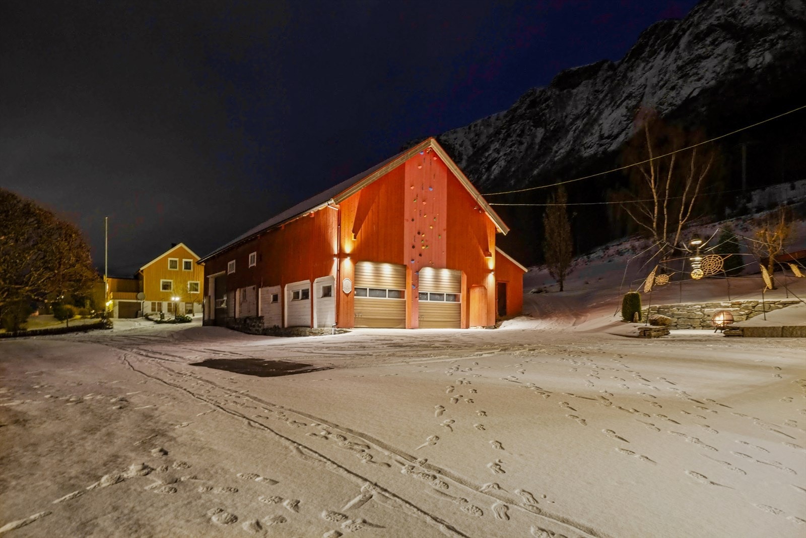 Driftsbygningen med fasadebelysning som fremhever bygget etter mørkets frembrudd. Galleribilde