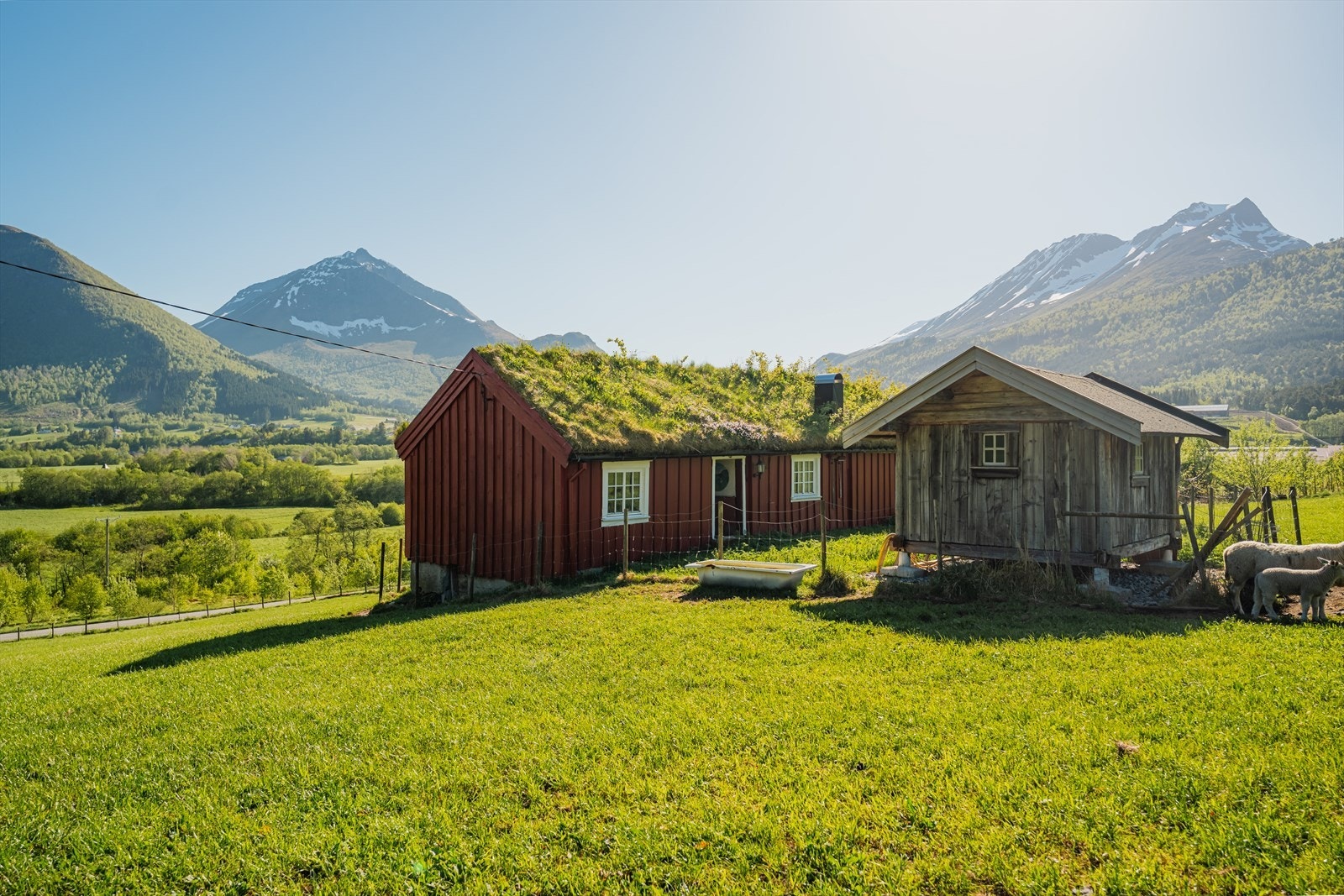 Selet og uthus ligger idyllisk til med utsikt mot fjellene. Galleribilde