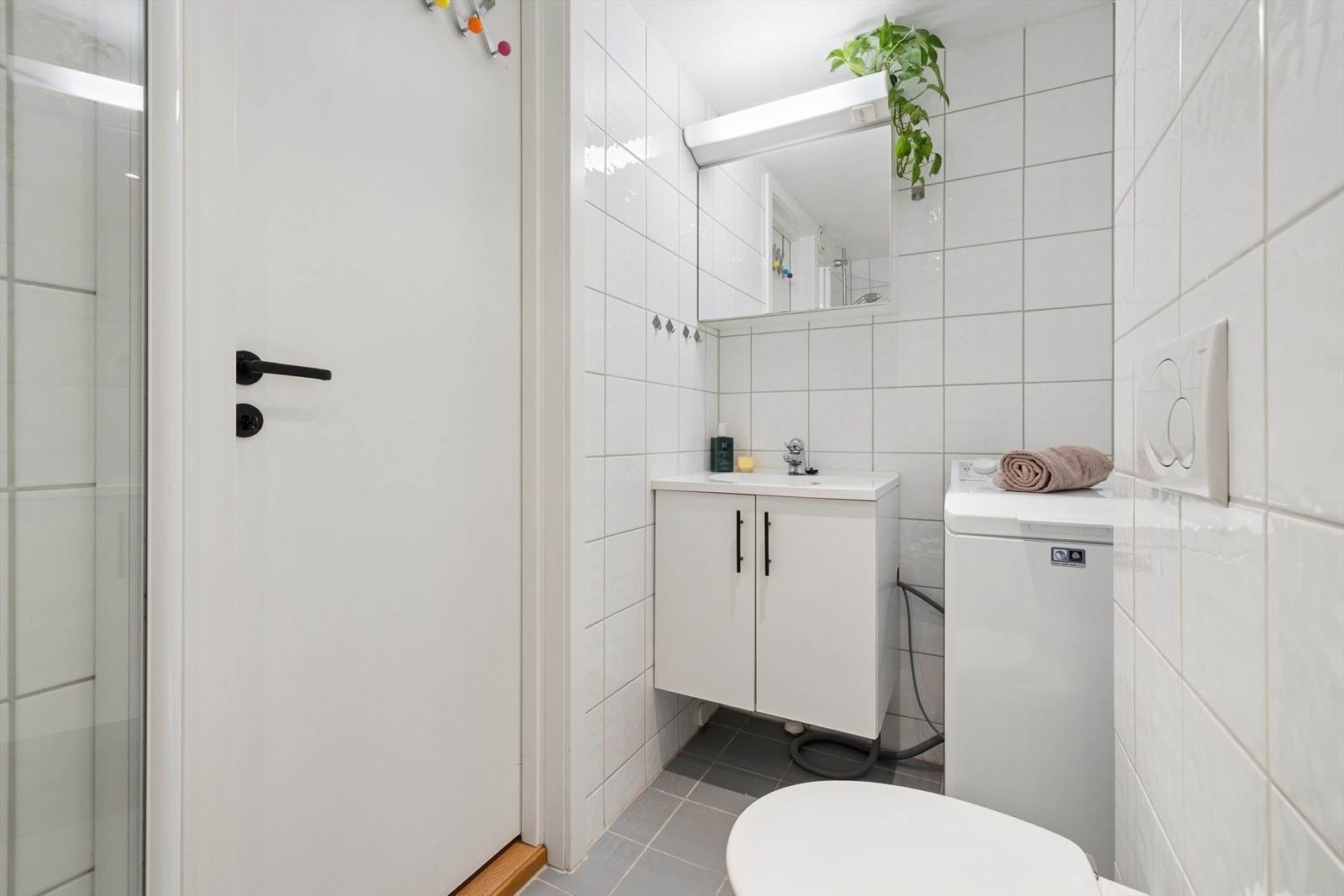Baderommet har flislagt gulv med behagelig varme for økt komfort og fliser på veggene. Galleribilde