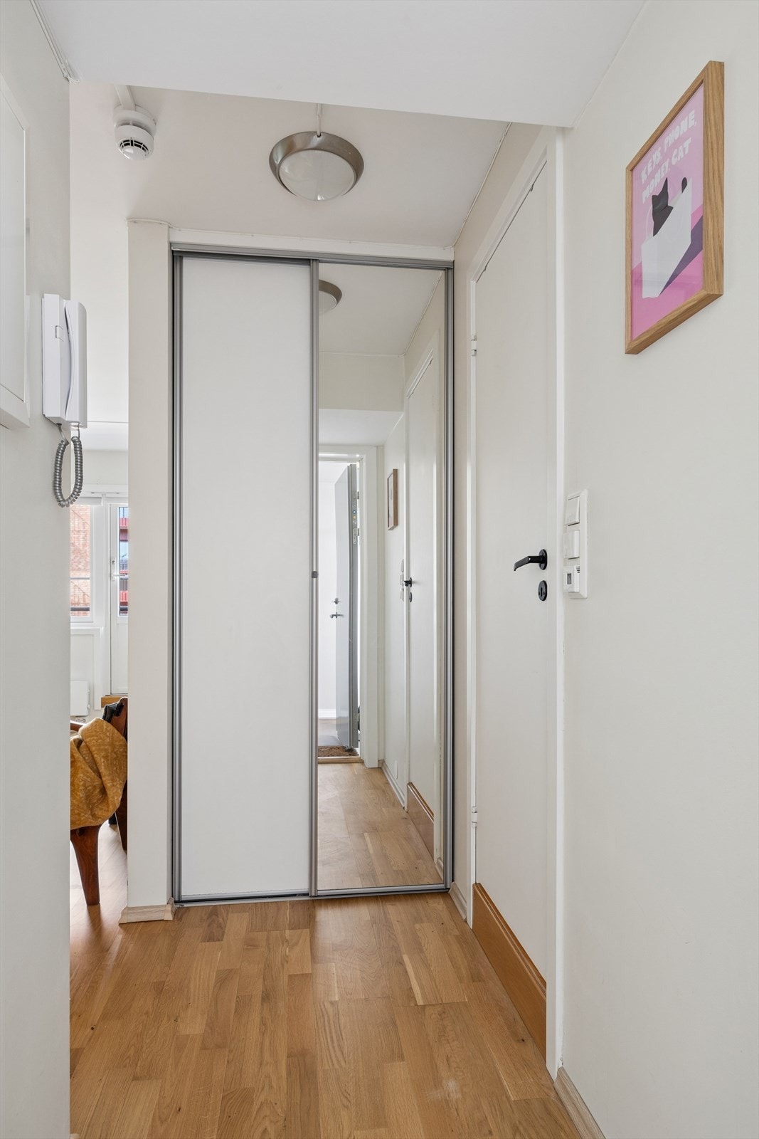 Entreen har en praktisk skyvedørsgarderobe med speilfronter for effektiv oppbevaring av yttertøy. Galleribilde