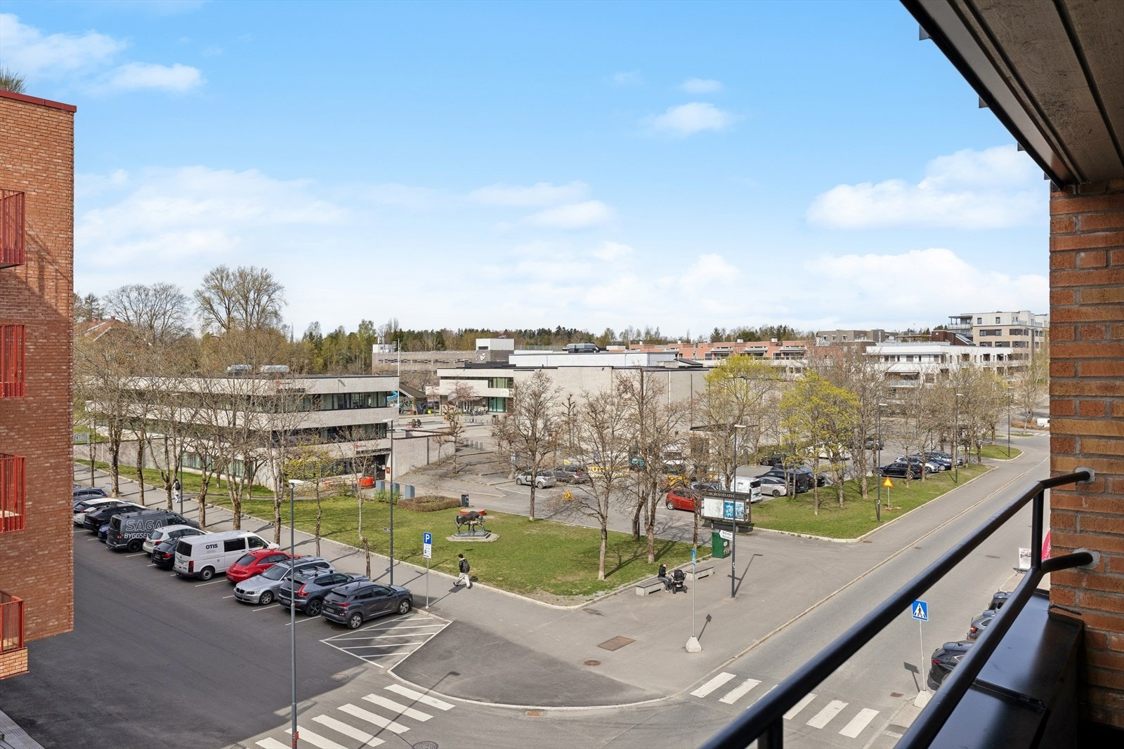 Fra balkongen ser du ut over det levende sentrumsområdet. Galleribilde