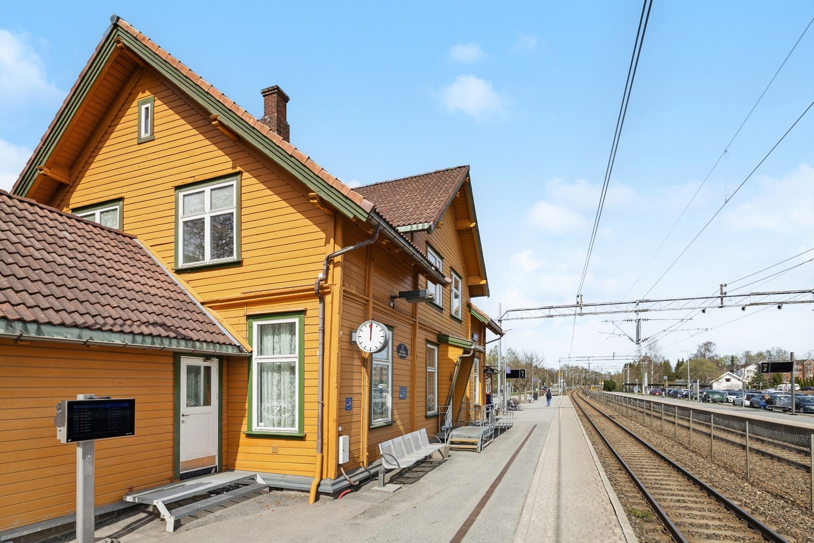 Hverdagen blir enkel med Ås stasjon kun et par minutters gange unna. Toget gir en effektiv reisevei til blant annet Ski, Moss og Oslo. Galleribilde