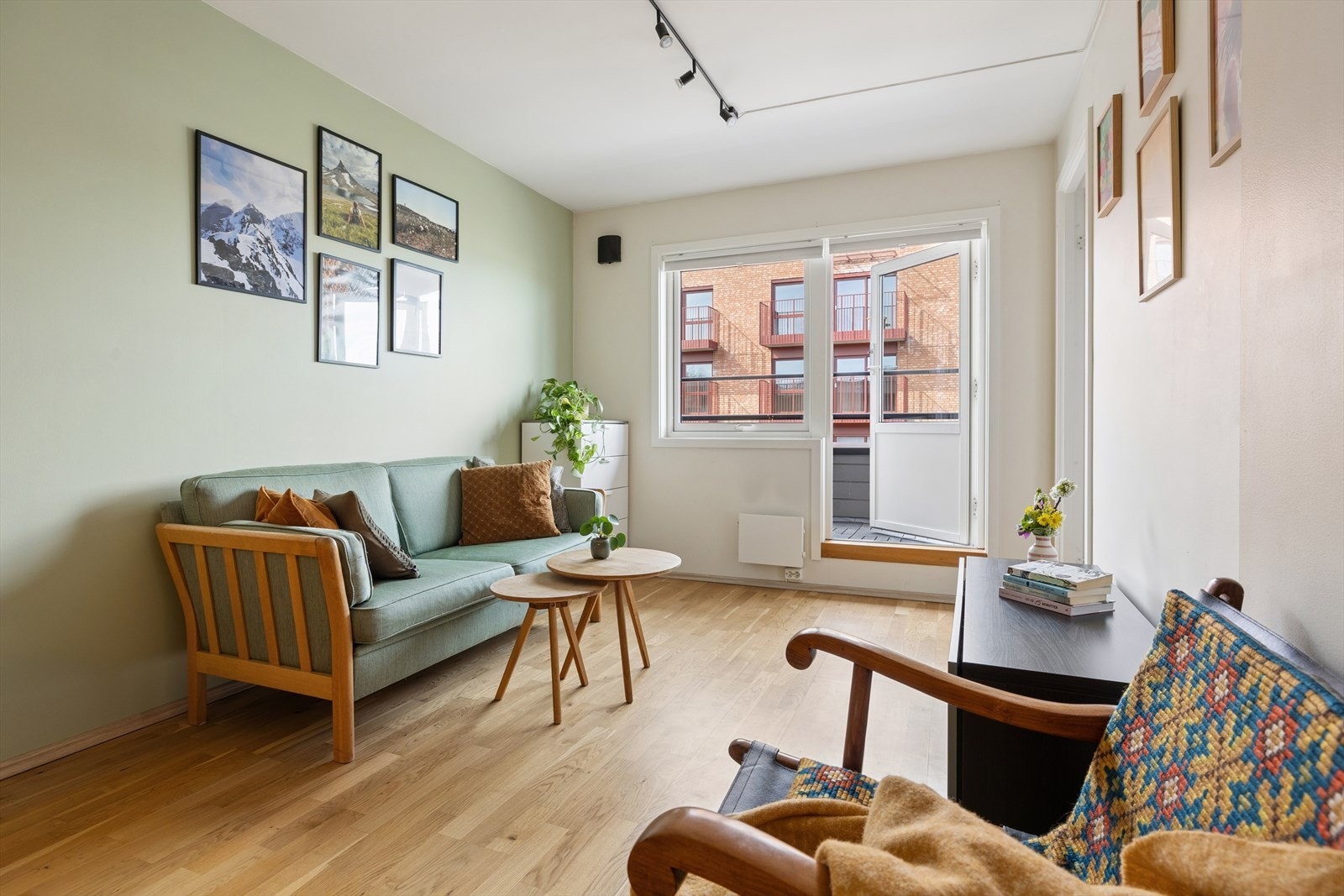 Stuen er lett å møblere og har god plass til en komfortabel sofagruppe. Galleribilde