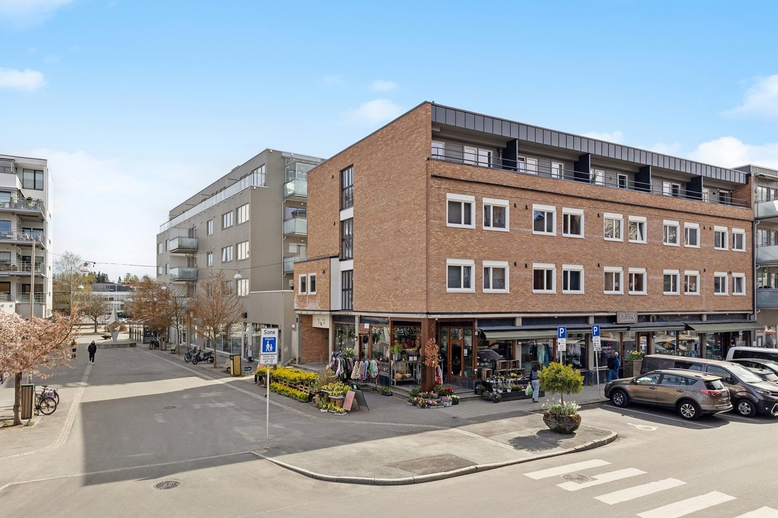 Med en adresse midt i Ås sentrum har du alt du trenger rett utenfor døren. Galleribilde