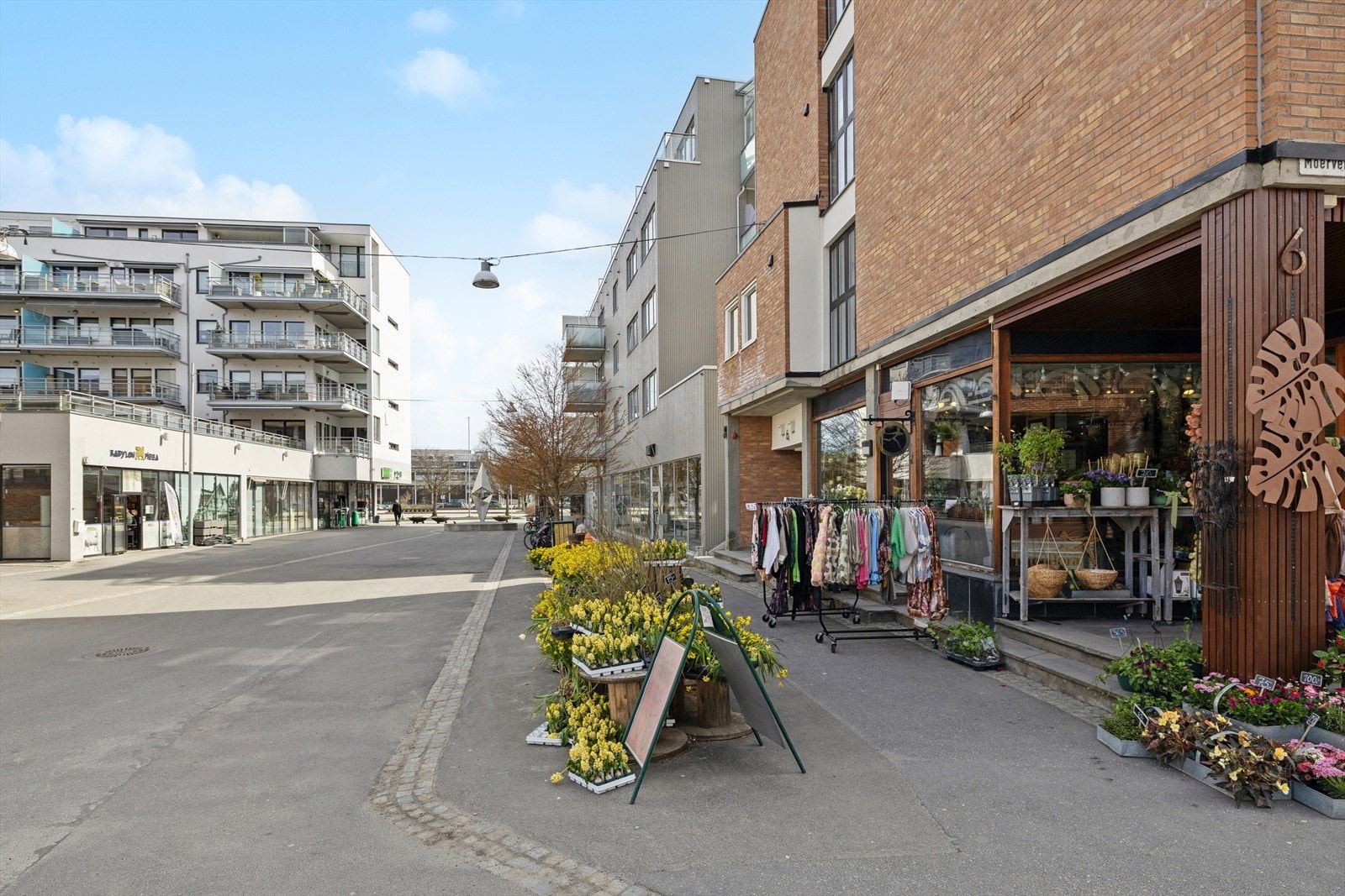 Herfra kan du spasere til dagligvarebutikker, apotek, Vinmonopol og diverse småbutikker på få minutter. Galleribilde