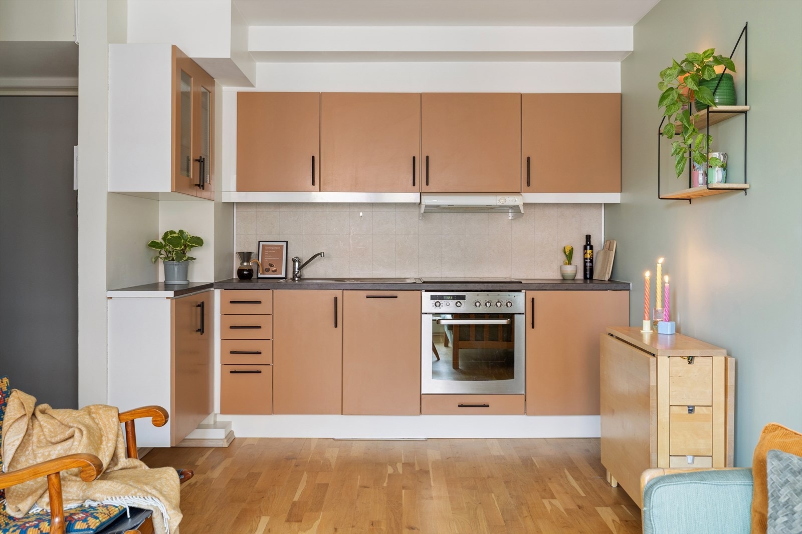 Kjøkkeninnredning fra IKEA (2006) med slette fronter og laminerte benkeplater med nedfelt oppvaskkum i rustfritt stål od ett-greps kran. Galleribilde